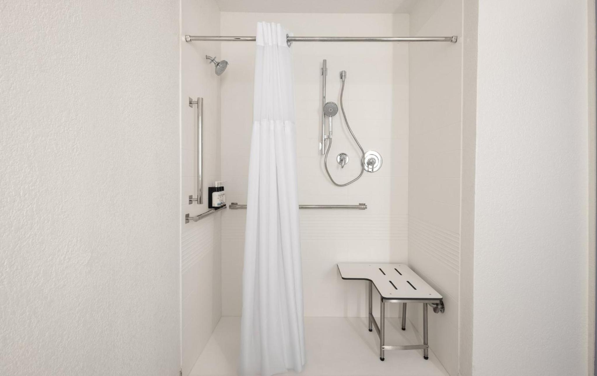 Standard King Room - Mobility Accessible - Photo 1