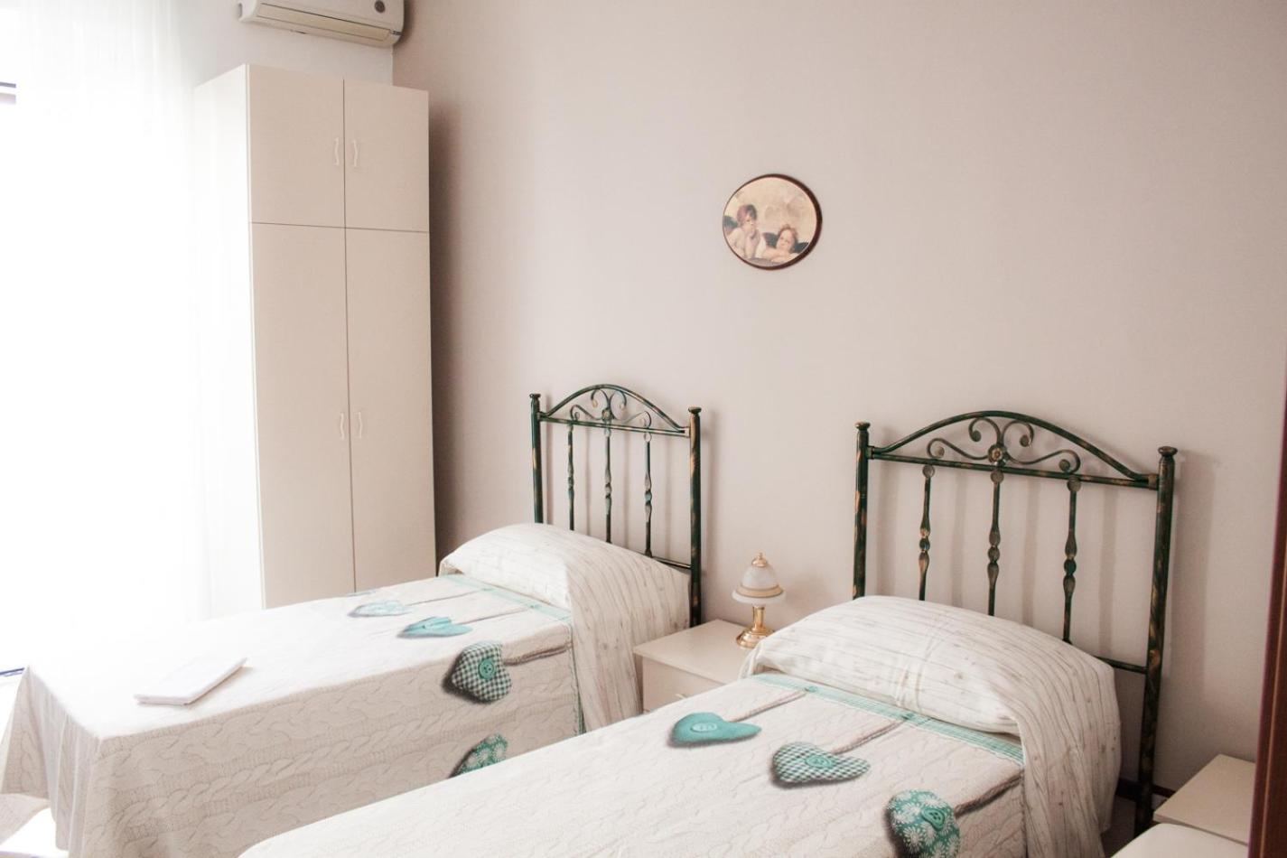 Twin Room with Private Bathroom photo 1