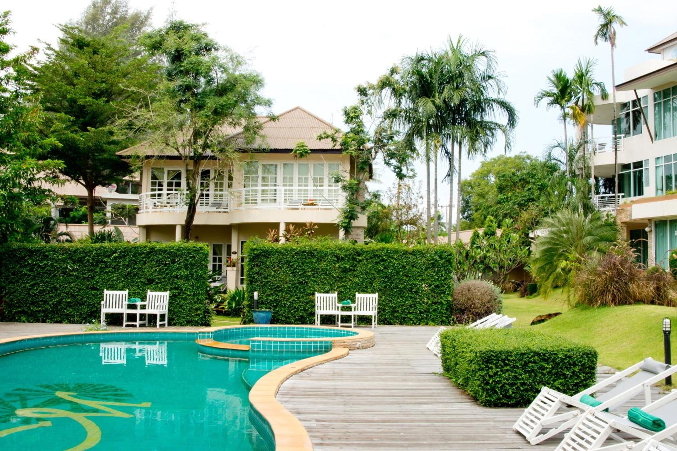 Superior Twin Room with Pool View photo 3