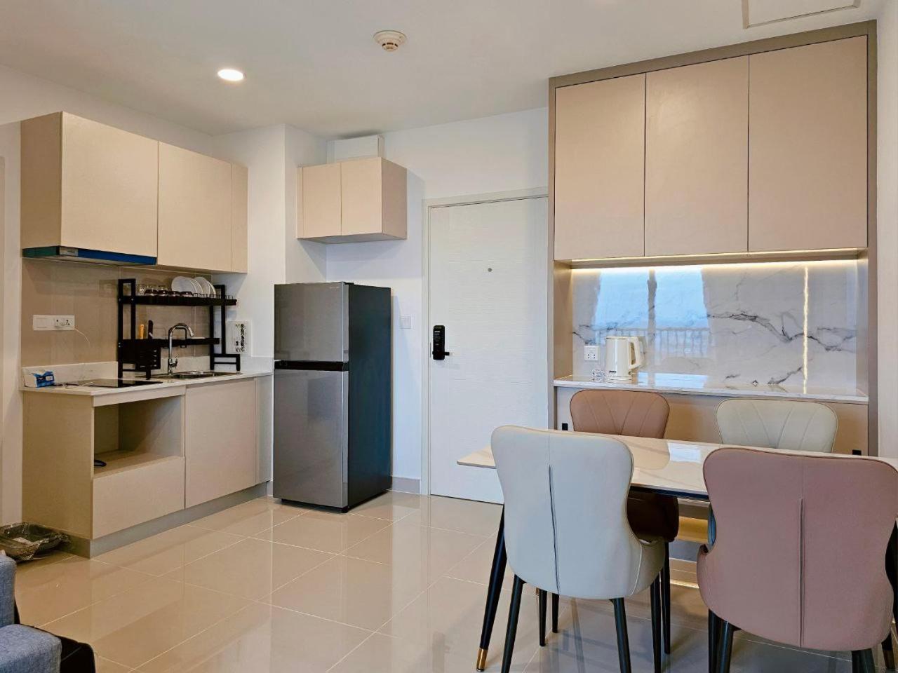 Four-Bedroom Apartment with Balcony  photo 2
