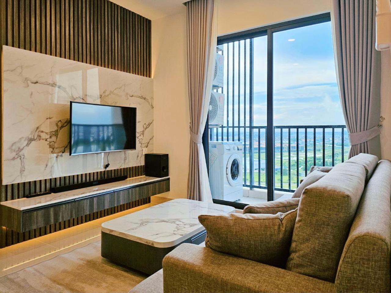 Four-Bedroom Apartment with Balcony  photo 1