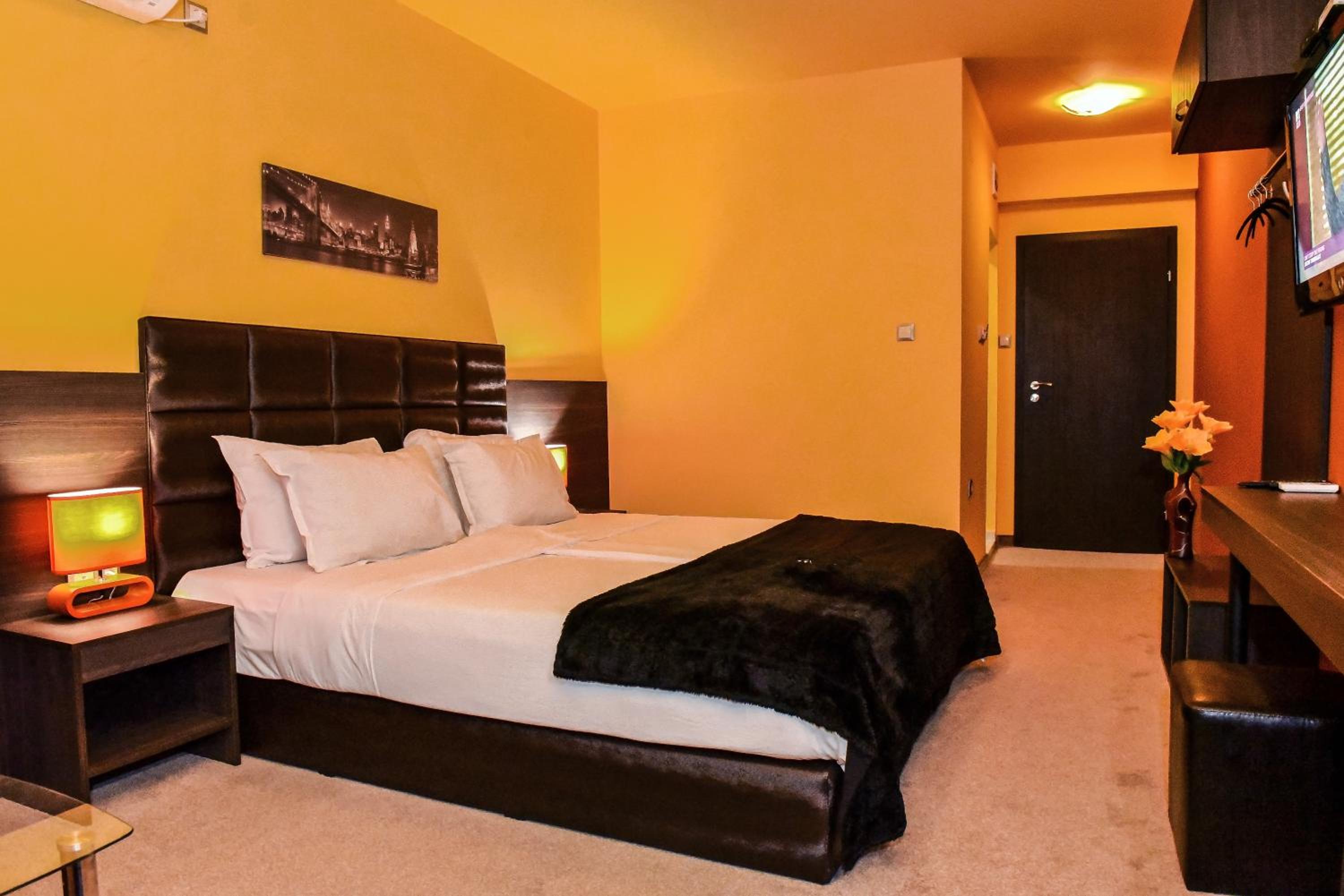 Double Room with Balcony - Photo 3