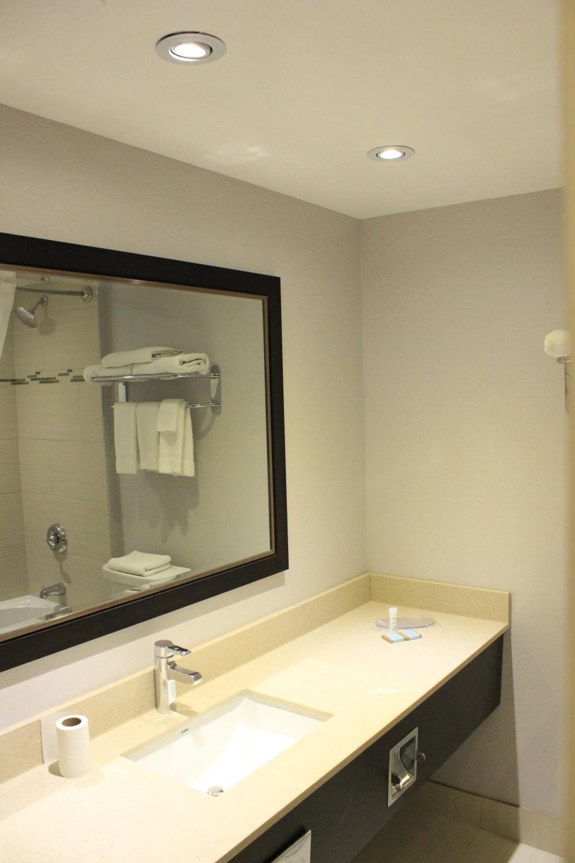 Premier Queen Room with Two Queen Beds - Non-Smoking - Photo 2