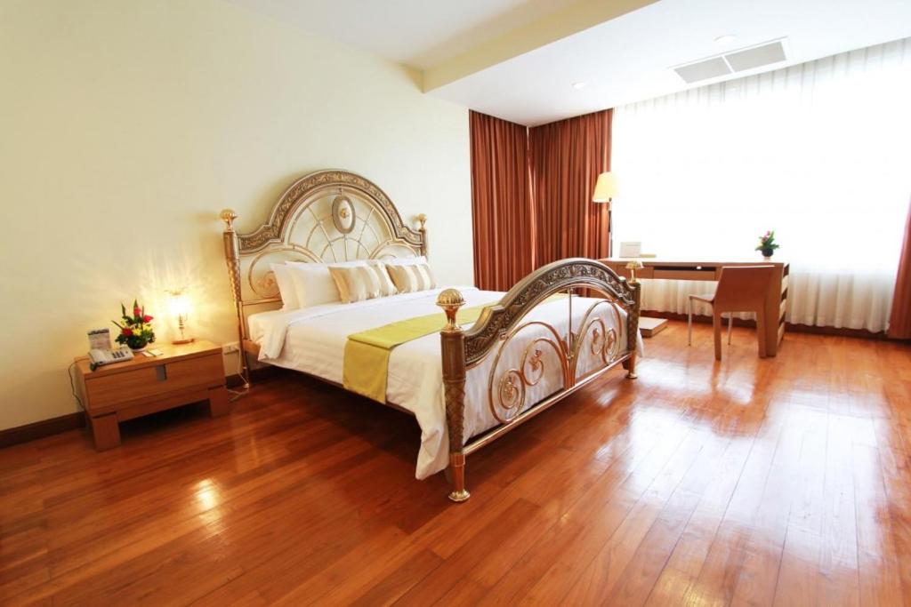 One-Bedroom King Suite with Sofa Bed