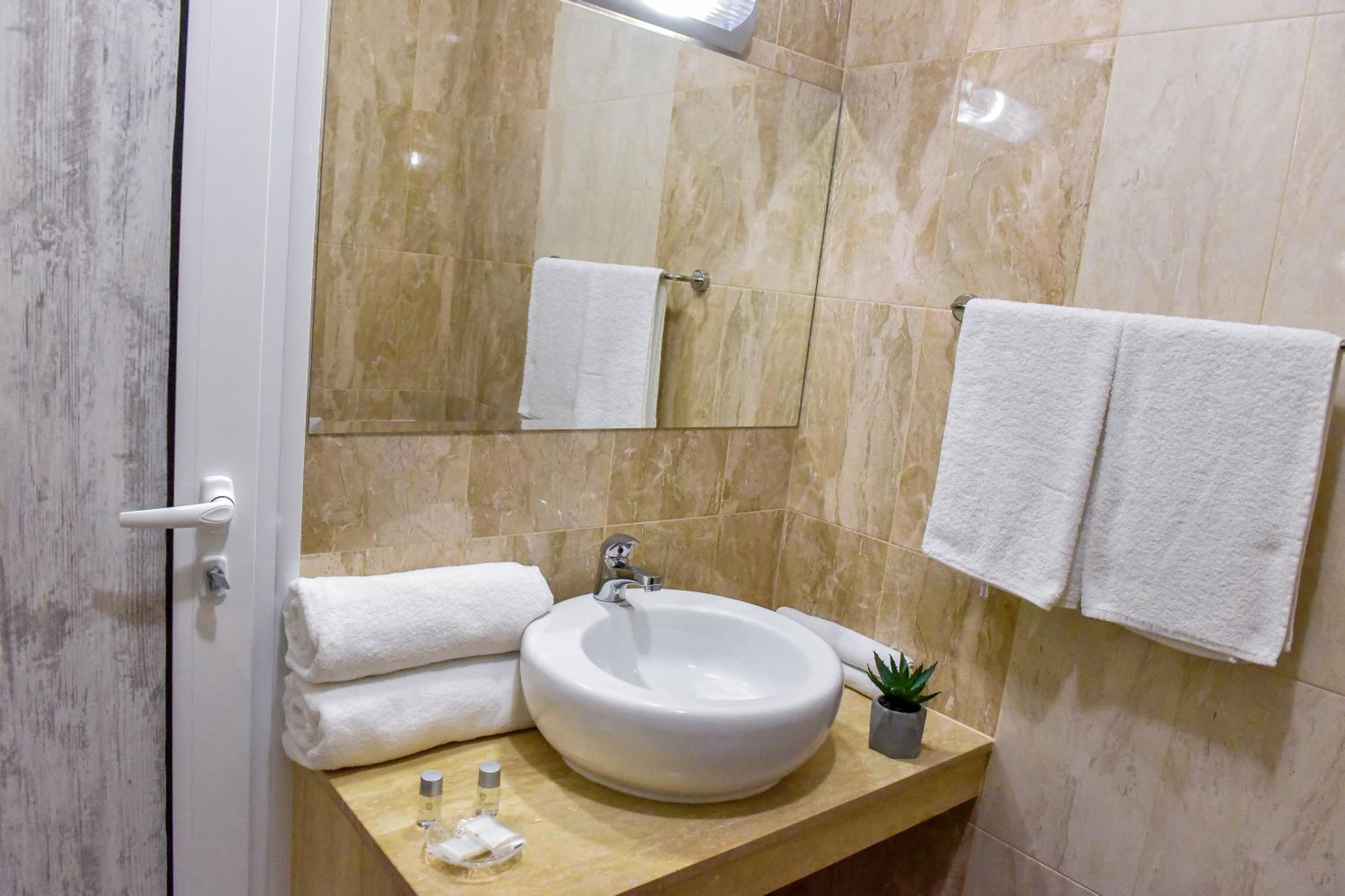 Double Room with Balcony - Photo 7