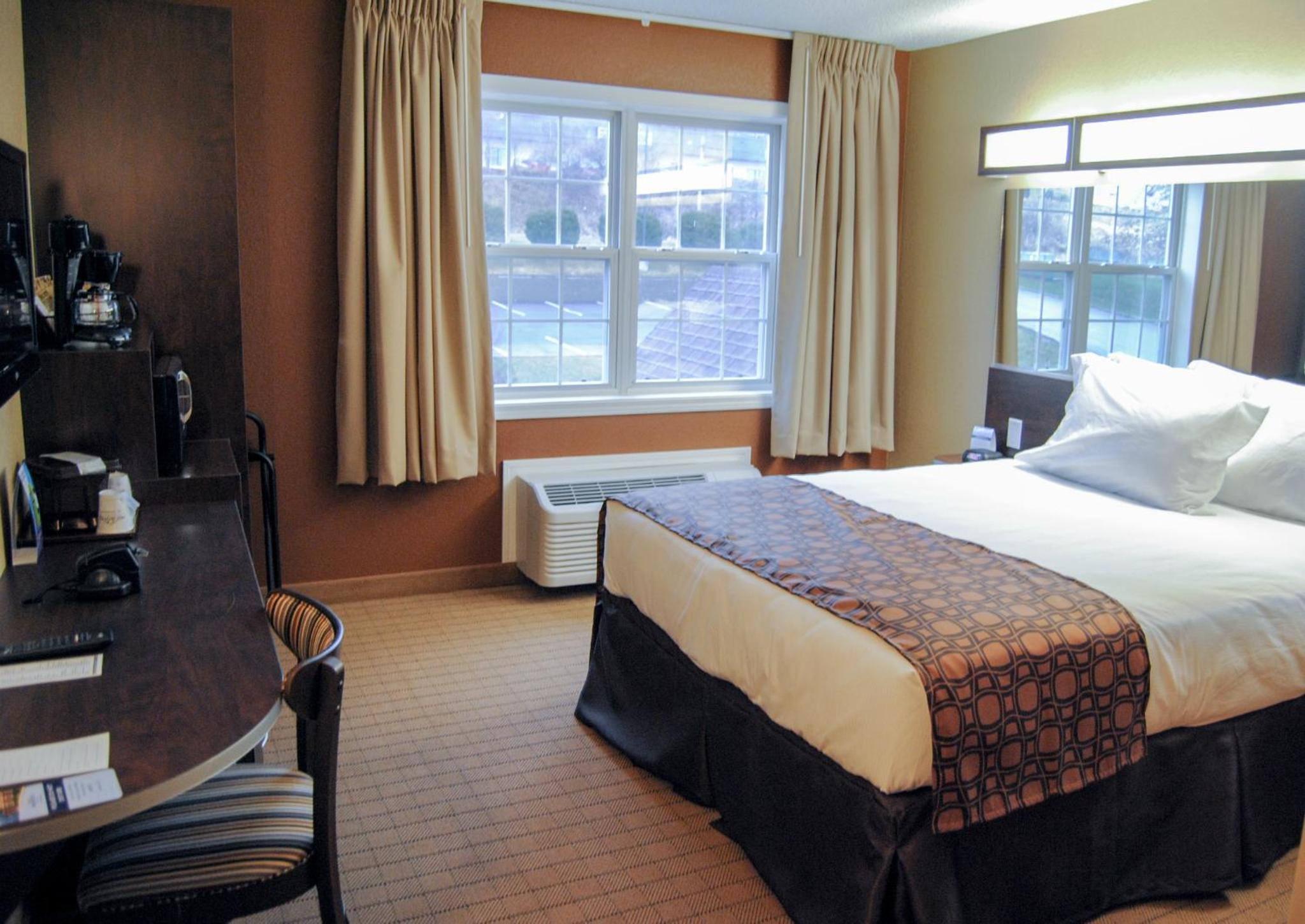 Queen Room with Roll-In Shower - Mobility Accessible/Non-Smoking - Photo 1