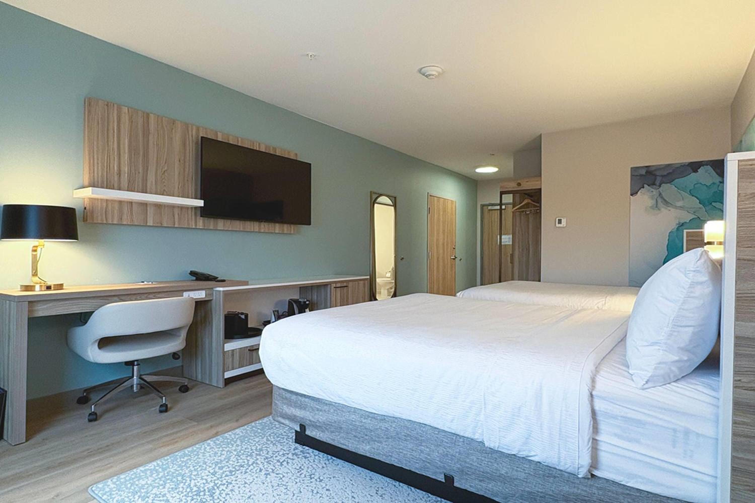 Queen Suite with Tub and Grab Bars - Mobility/Hearing Accessible - Non-Smoking photo 1