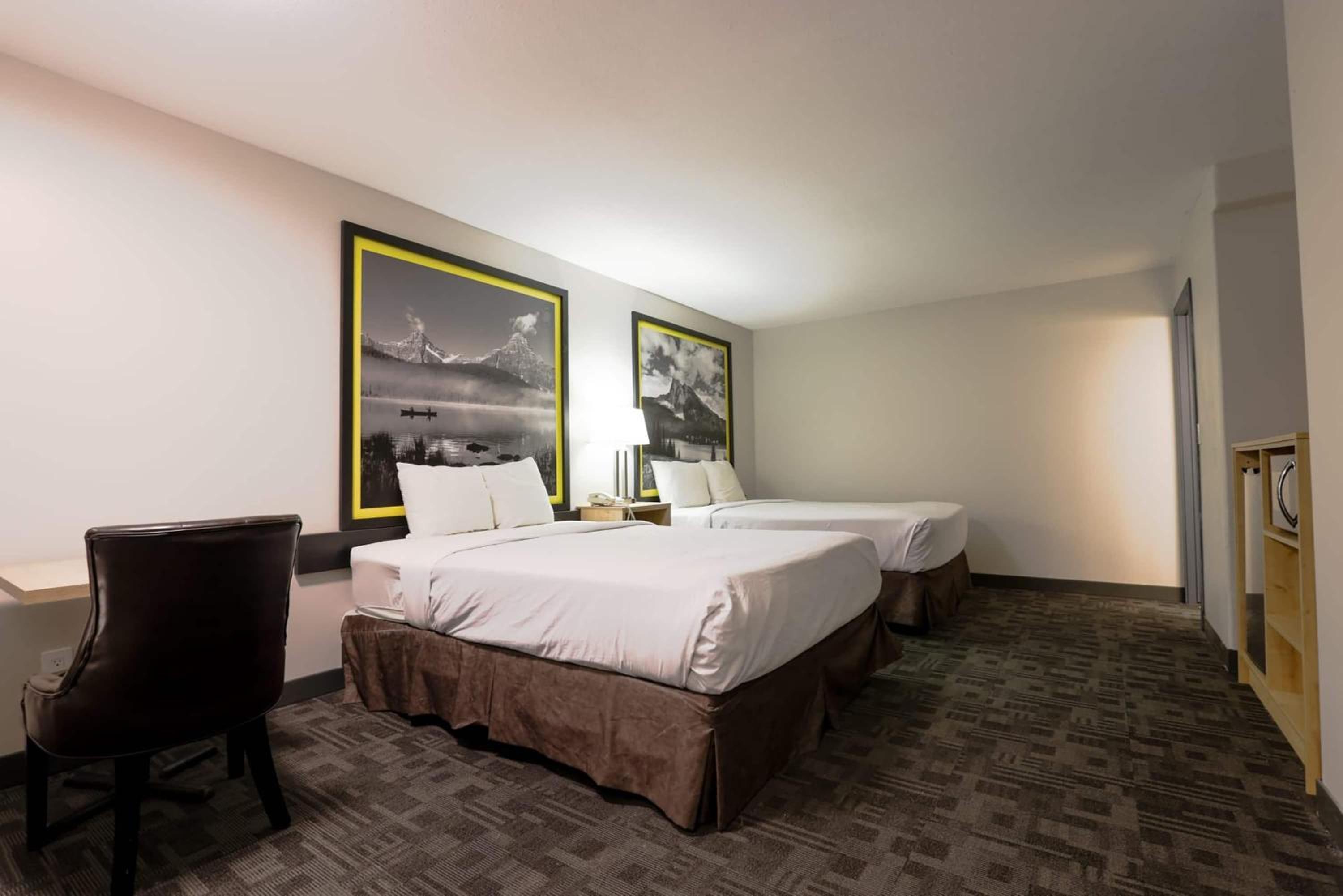 Queen Room with Two Queen Beds - Non-Smoking photo 3