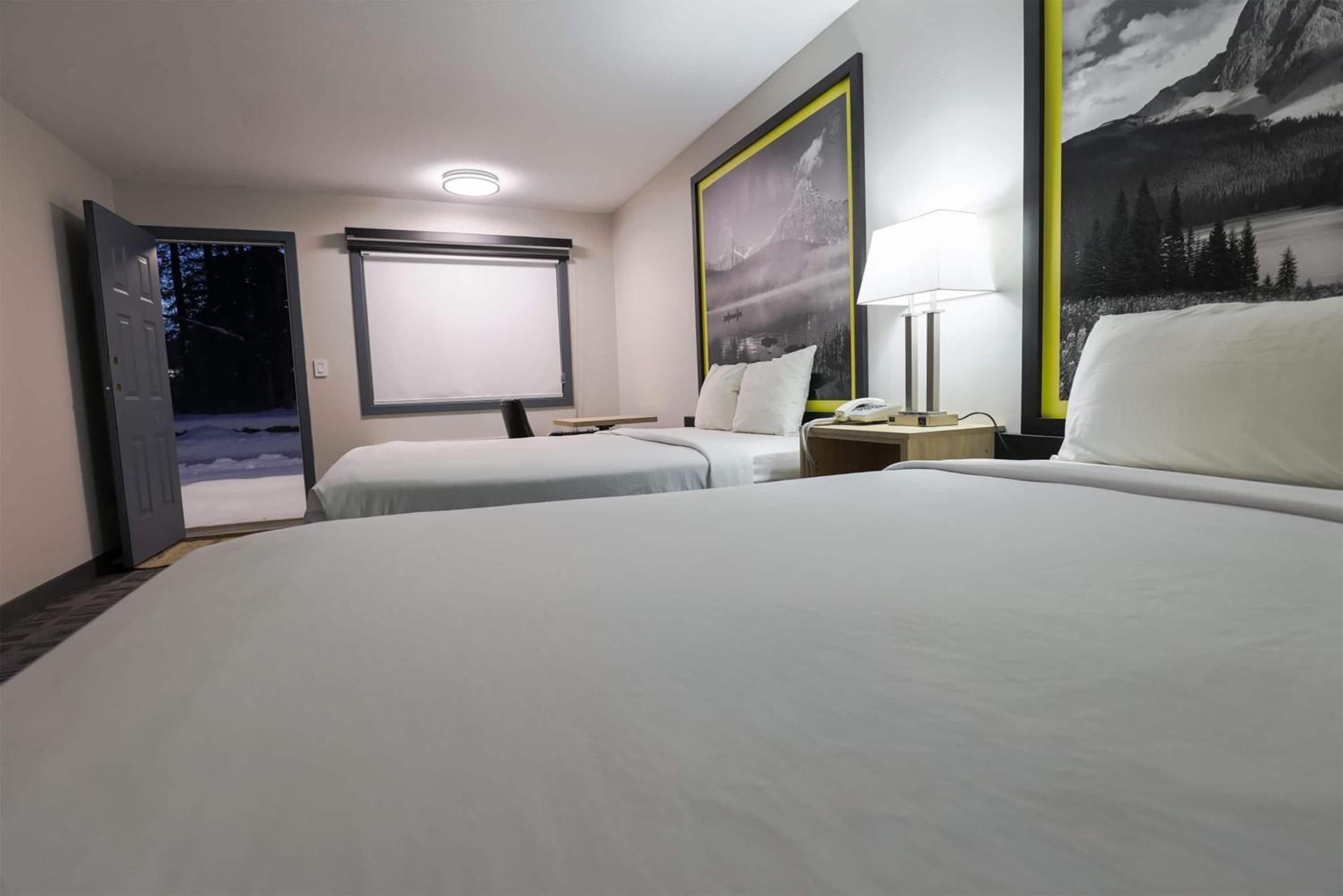 Queen Room with Two Queen Beds - Non-Smoking photo 2