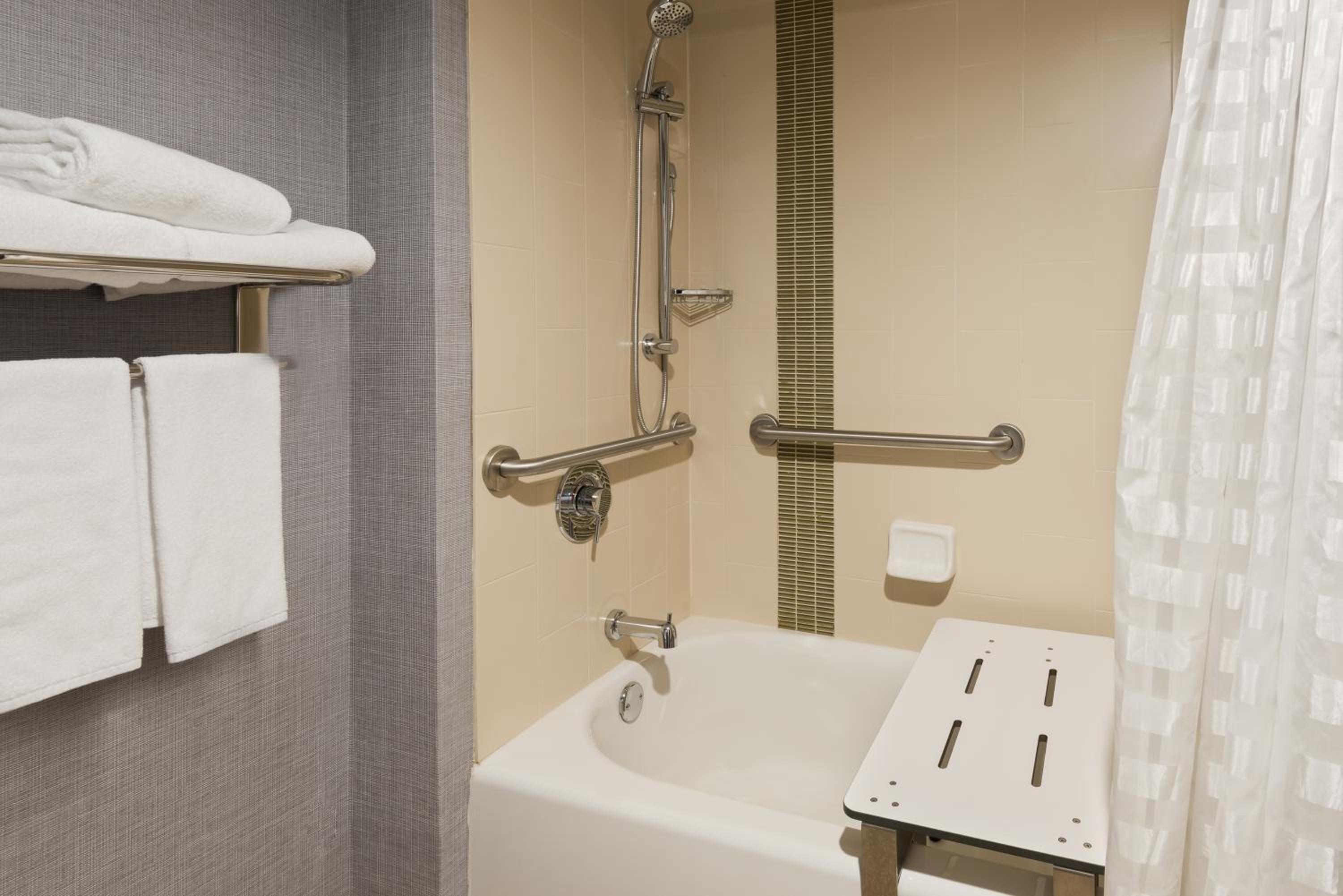 King Room with Sofa Bed and Accessible Tub - Disability Access - Photo 4