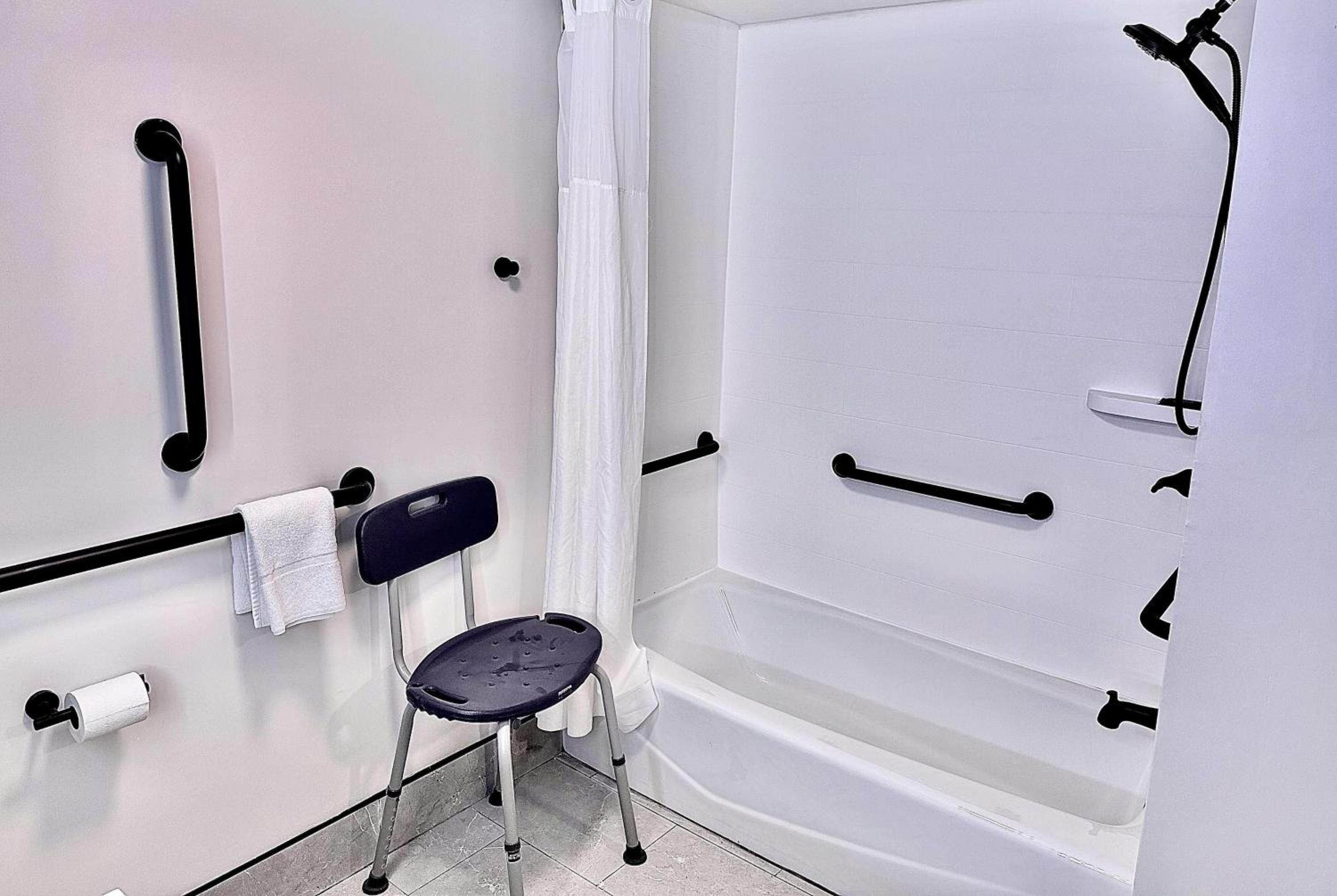 Queen Room - Mobility/Hearing Accessible with Bathtub with Grab Bars/Non-Smoking - Photo 3