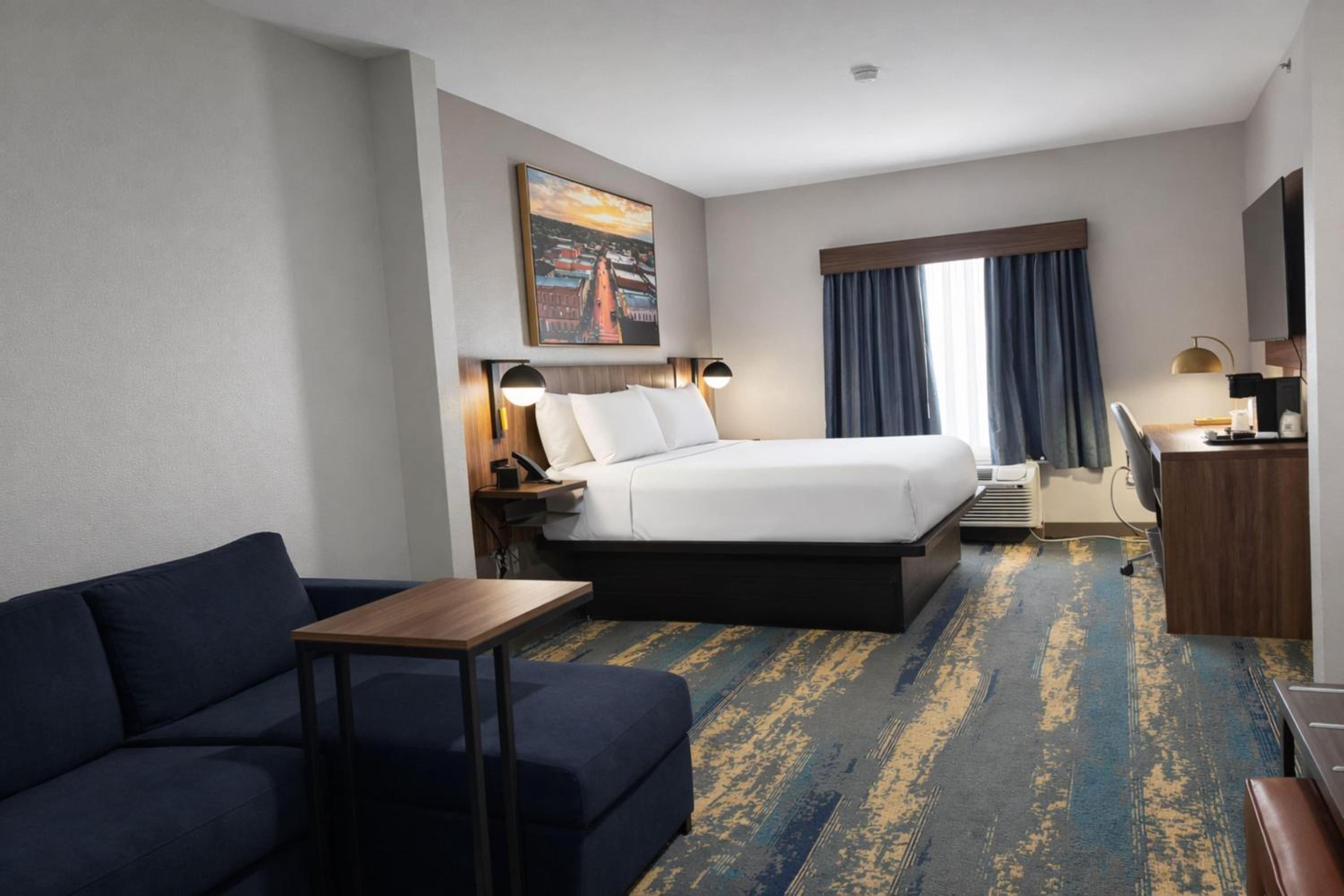 King Suite - Non-Smoking - Photo 2