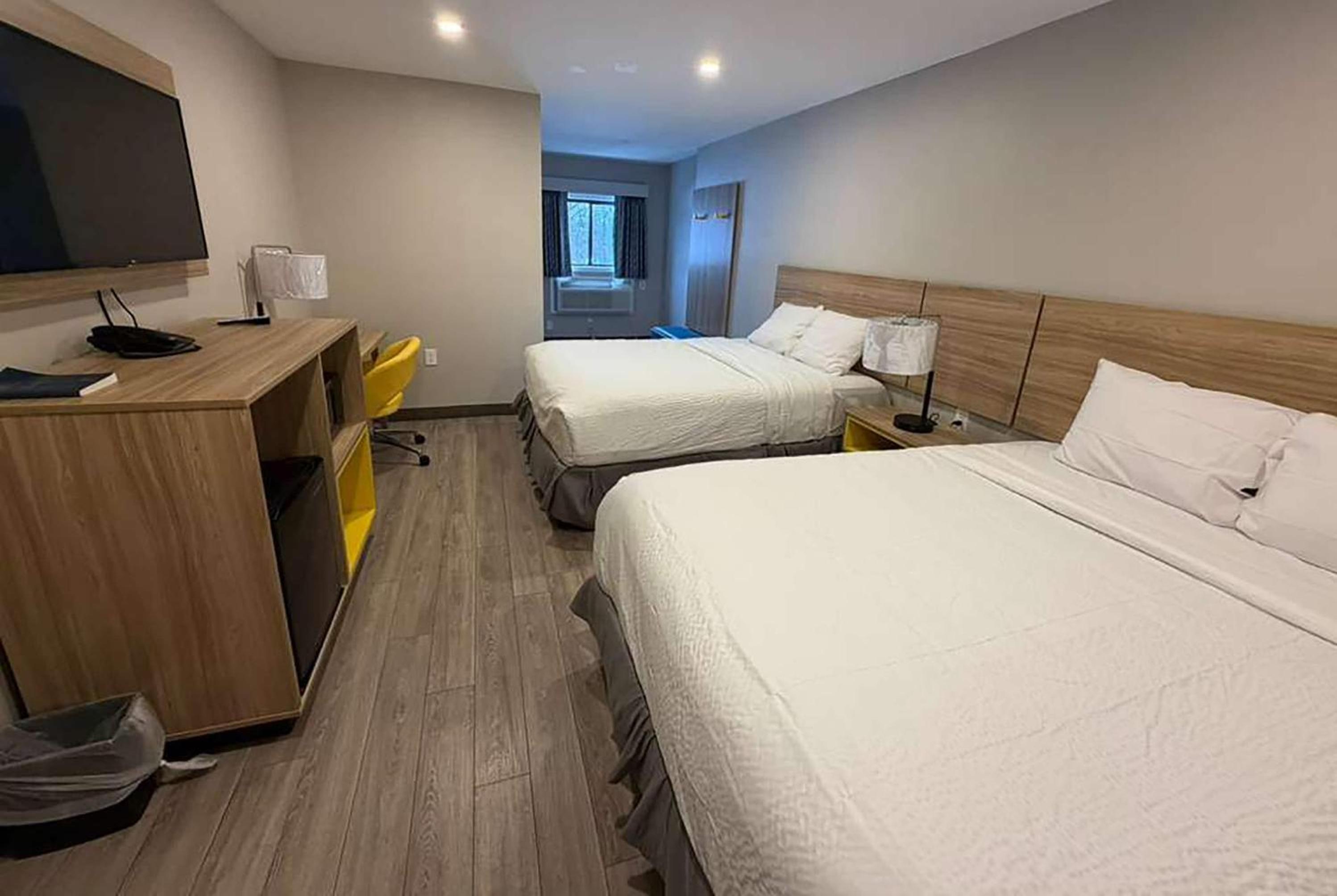 Double Room with Two Double Beds - Smoking
