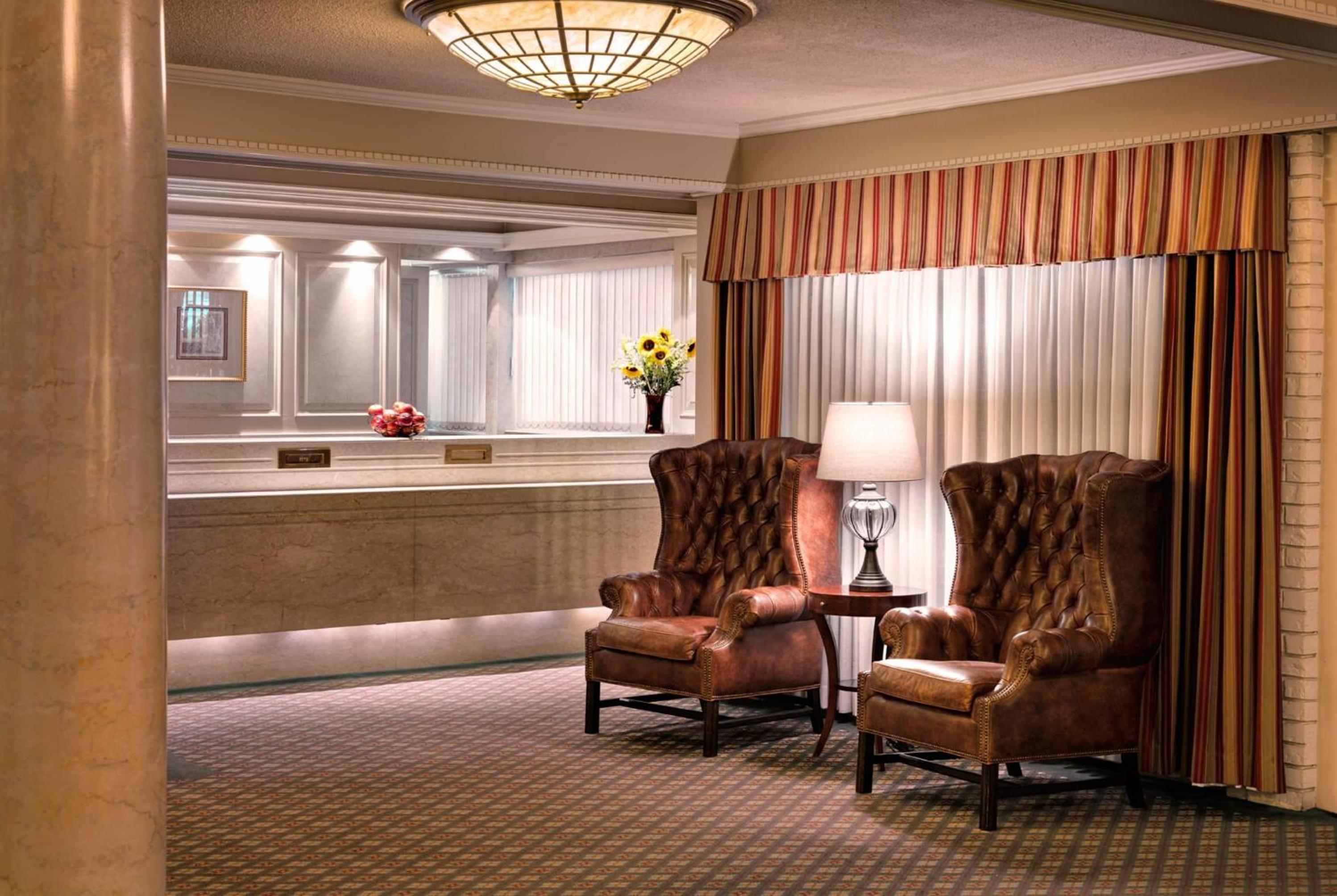 One-Bedroom Queen Suite - Non-Smoking - Photo 2
