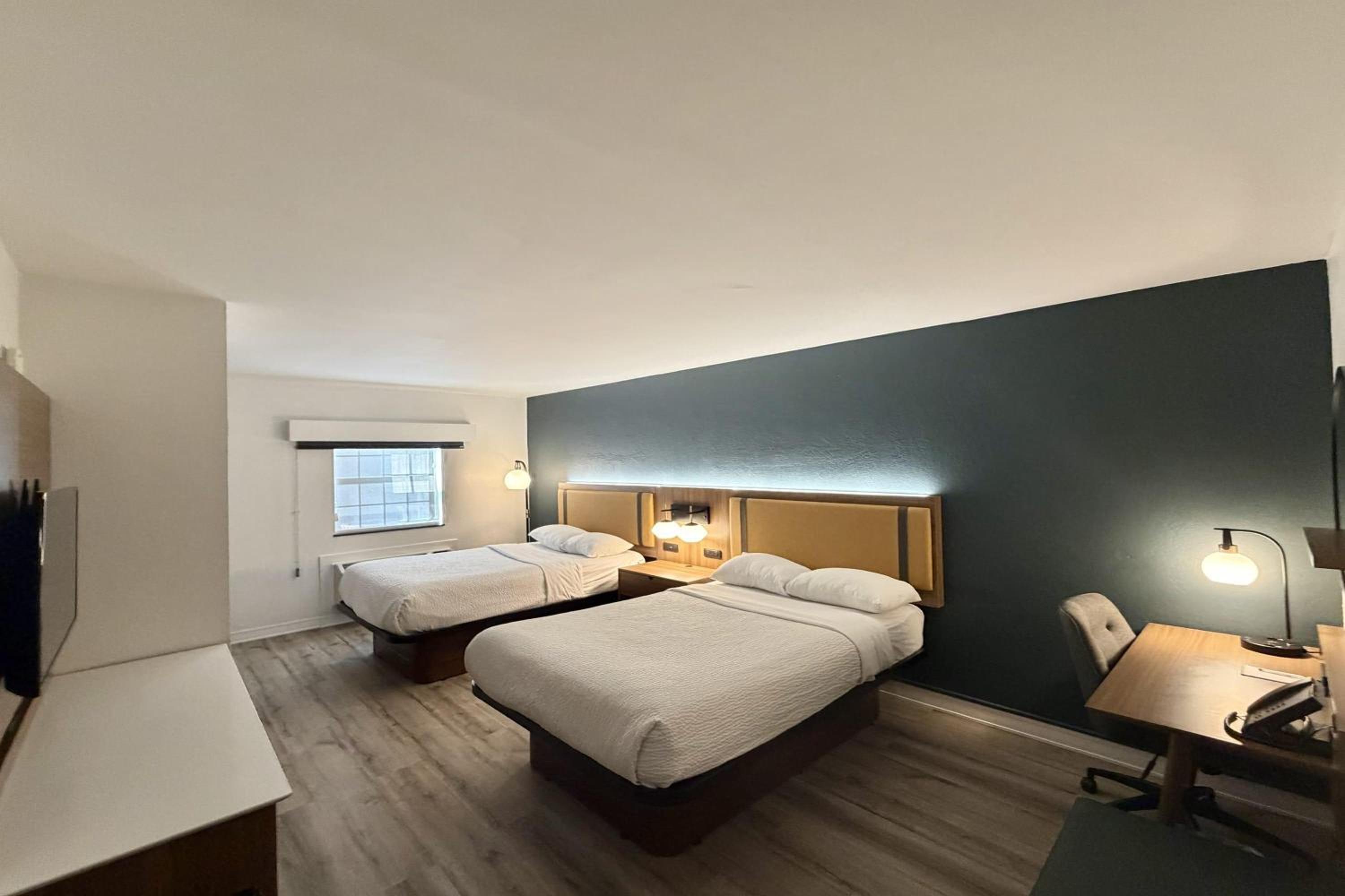 Modern Deluxe Double Room with Two Double Beds - Non-Smoking - Photo 1