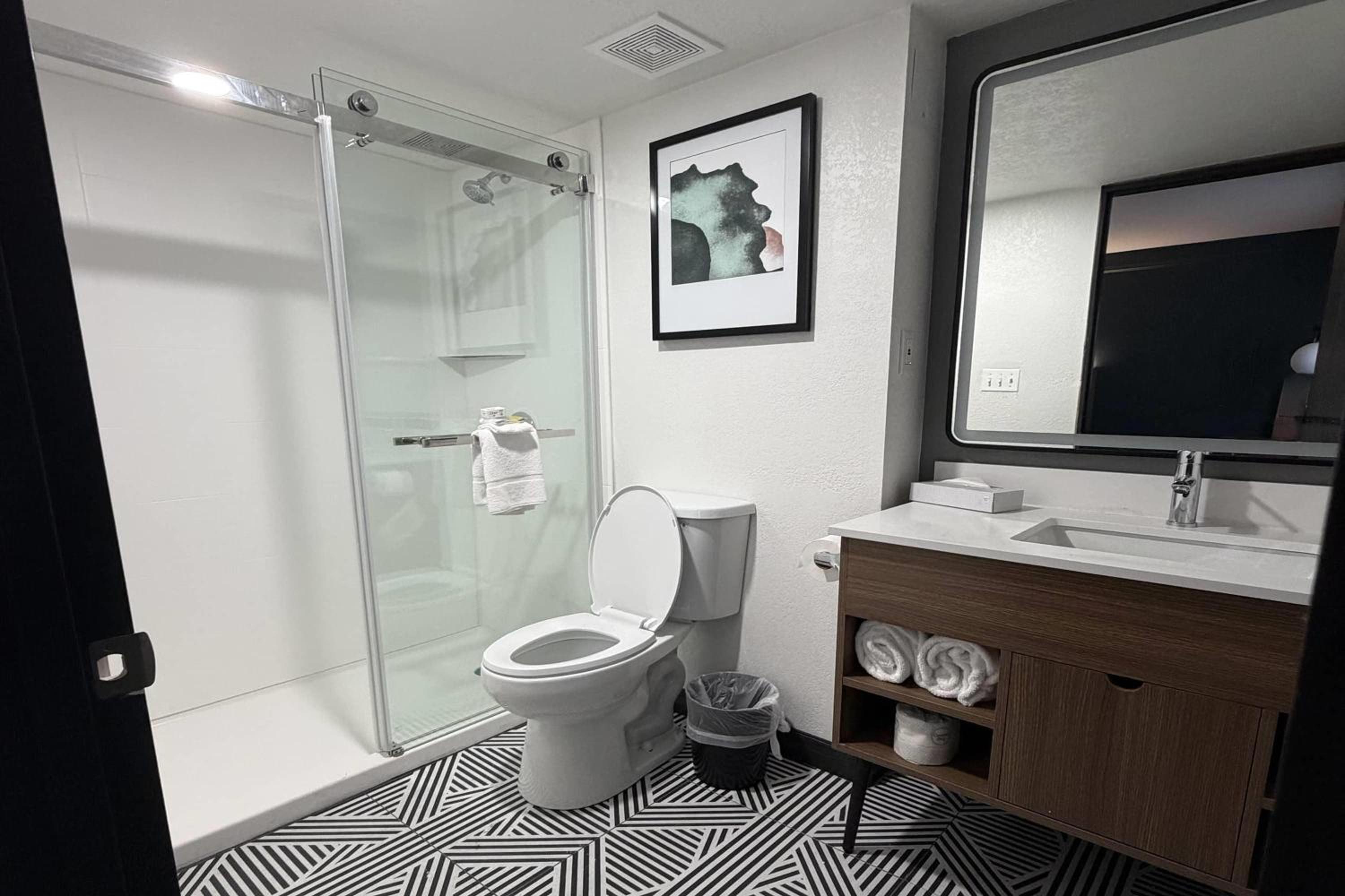 Modern King Room - Non-Smoking - Photo 1