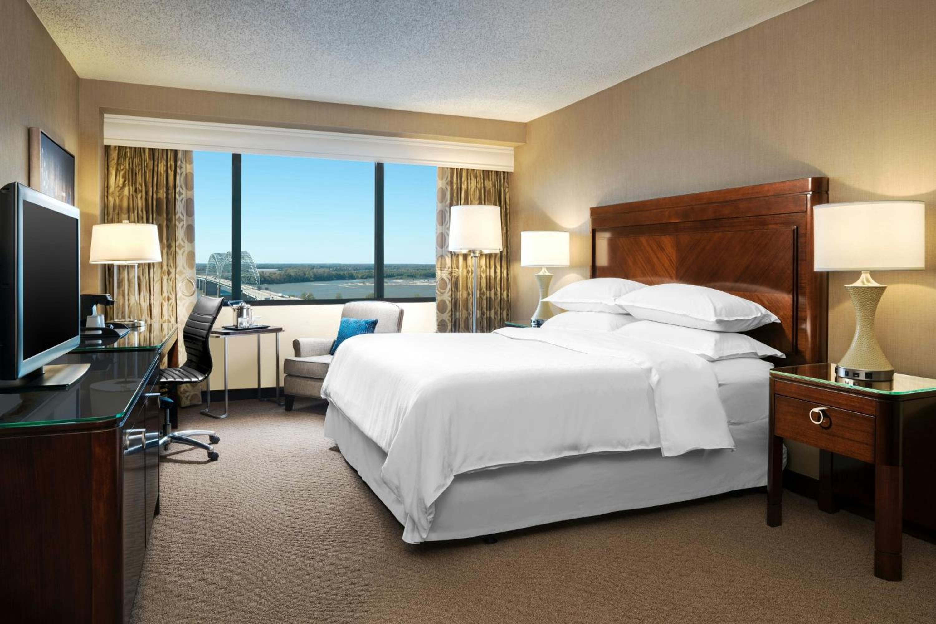 Large Deluxe King Room with Sofa Bed - Photo 1