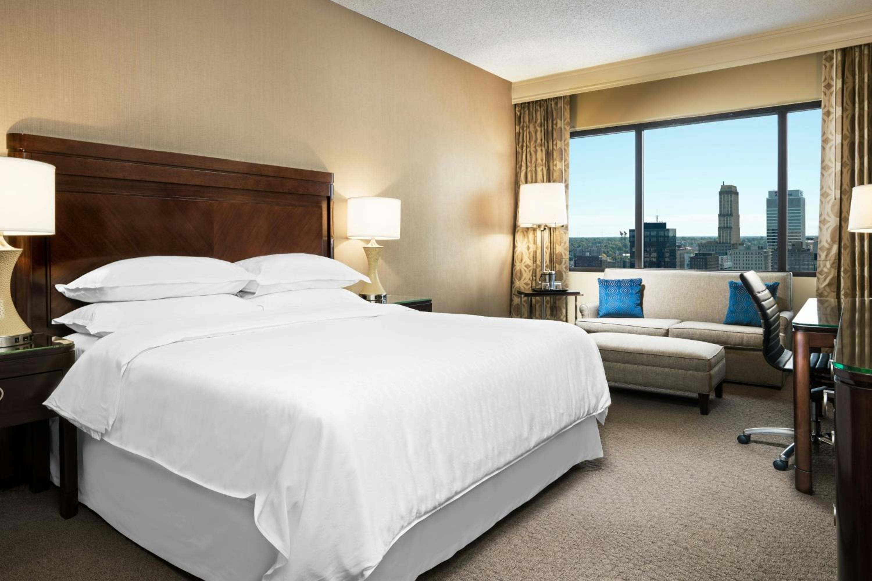Traditional King Room with Bath Tub - Mobility Accessible - Photo 1
