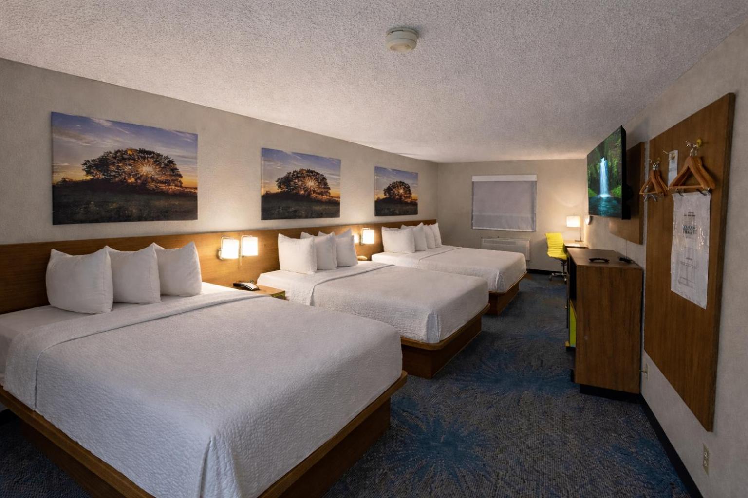 Queen Room with Three Queen Beds - Non-Smoking - Photo 2
