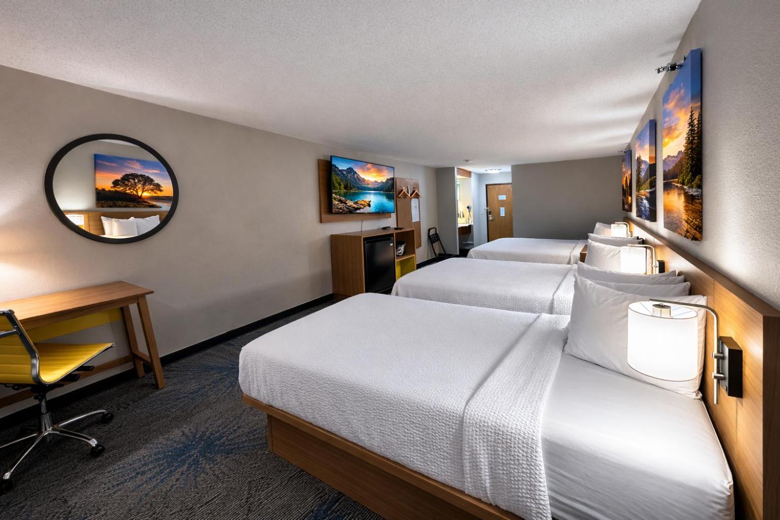 Queen Room with Three Queen Beds - Non-Smoking - Photo 3