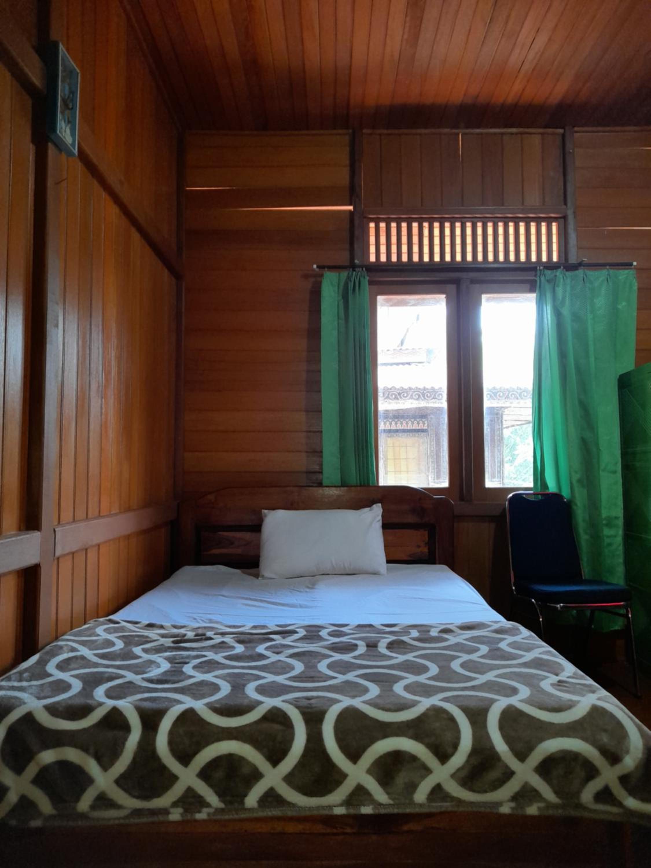Single Room with Shared Bathroom