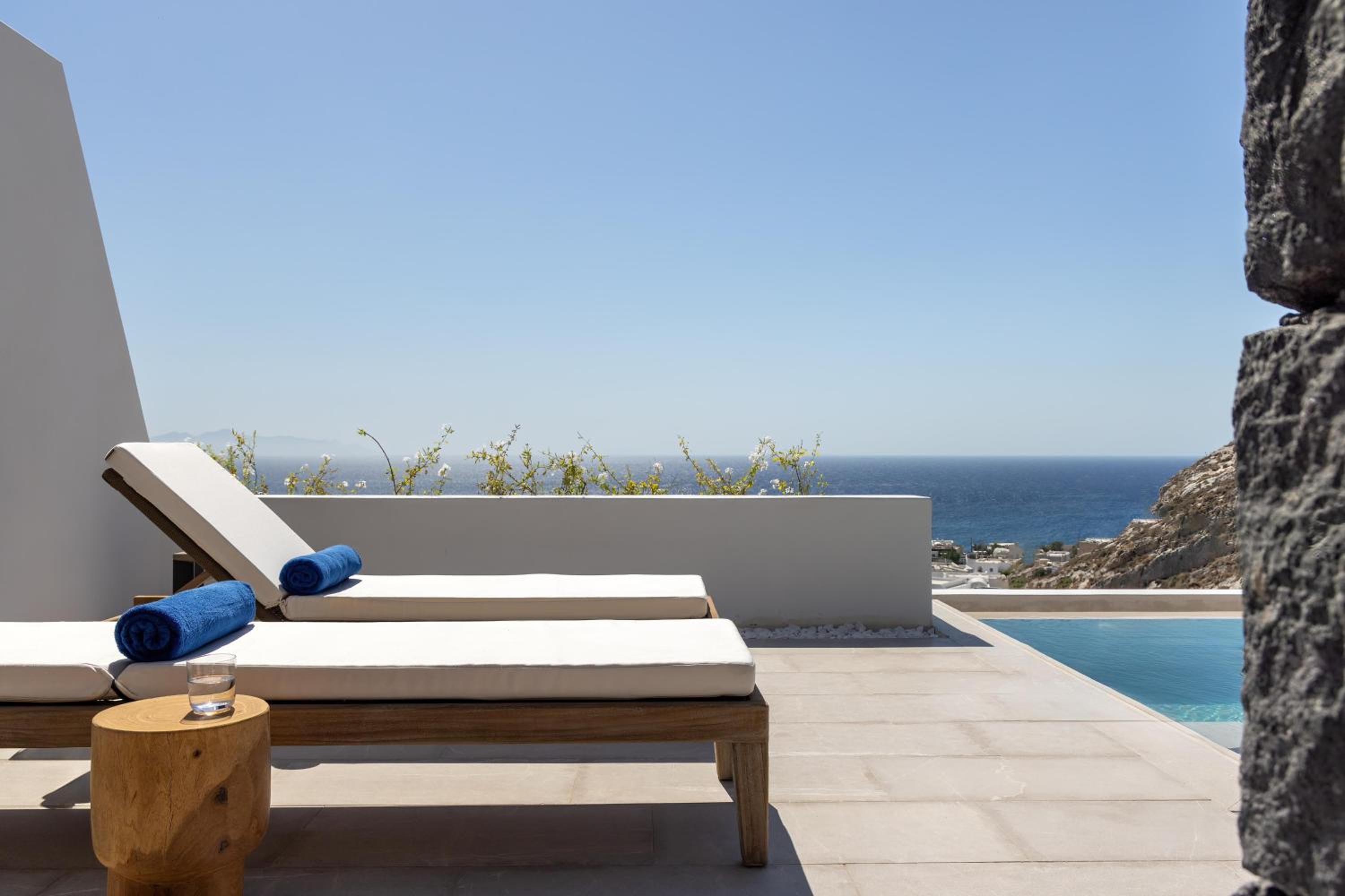 Two-Bedroom Premium King Suite with Pool and Sea View photo 2