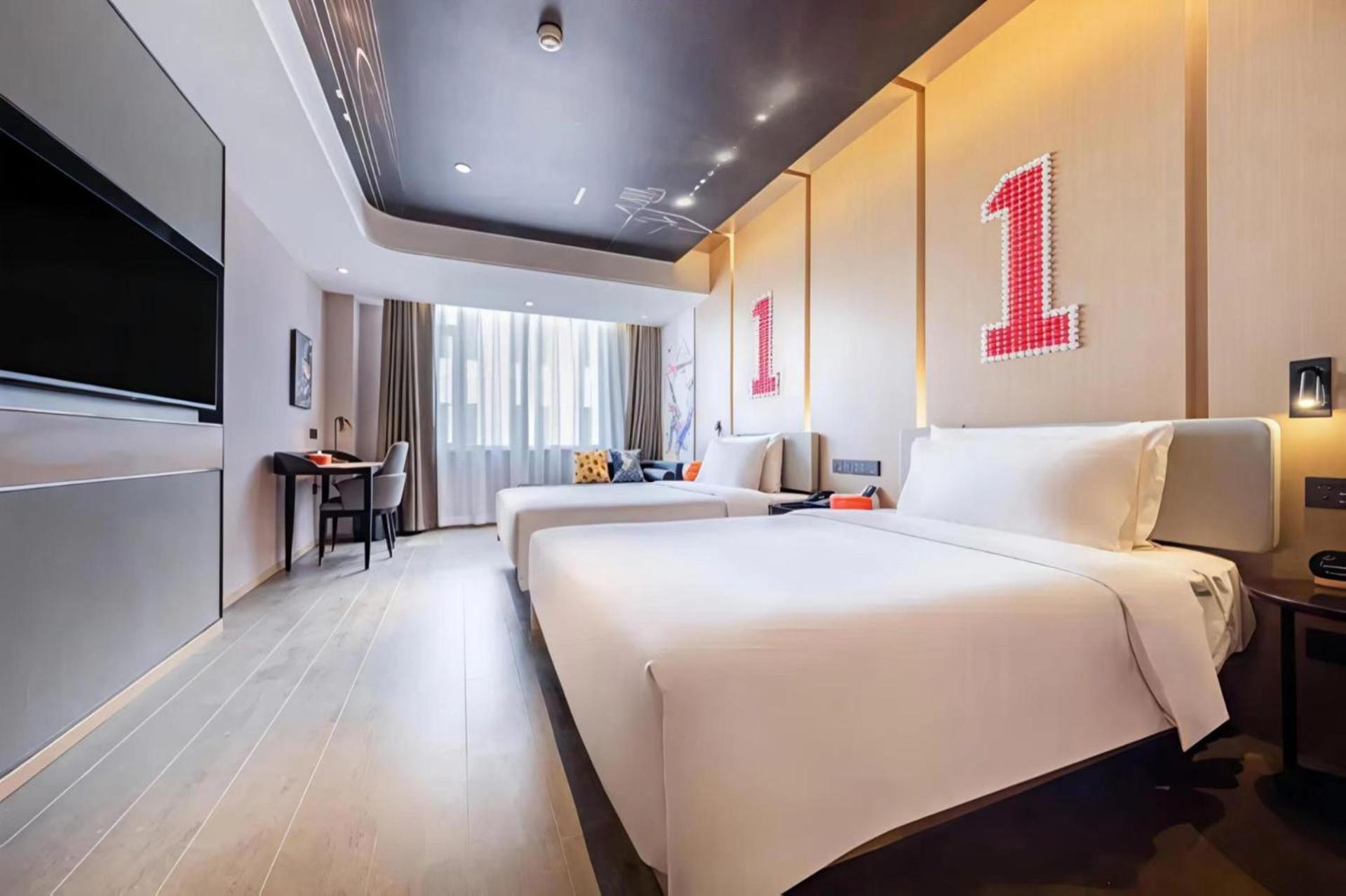 Twin Room with Basketball Theme photo 1
