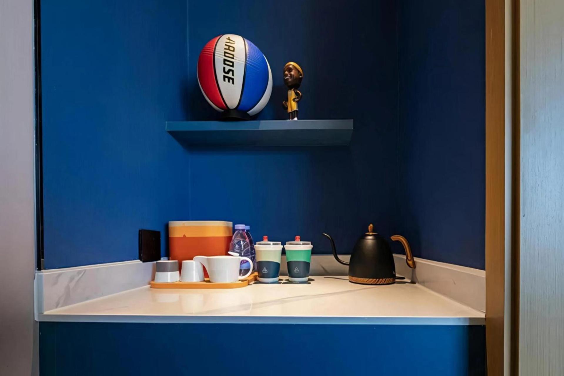 Twin Room with Basketball Theme photo 2