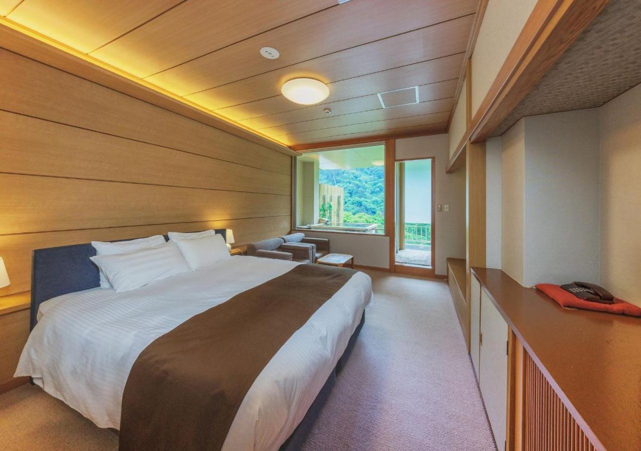 Queen Room with Valley View - Non-Smoking photo 2