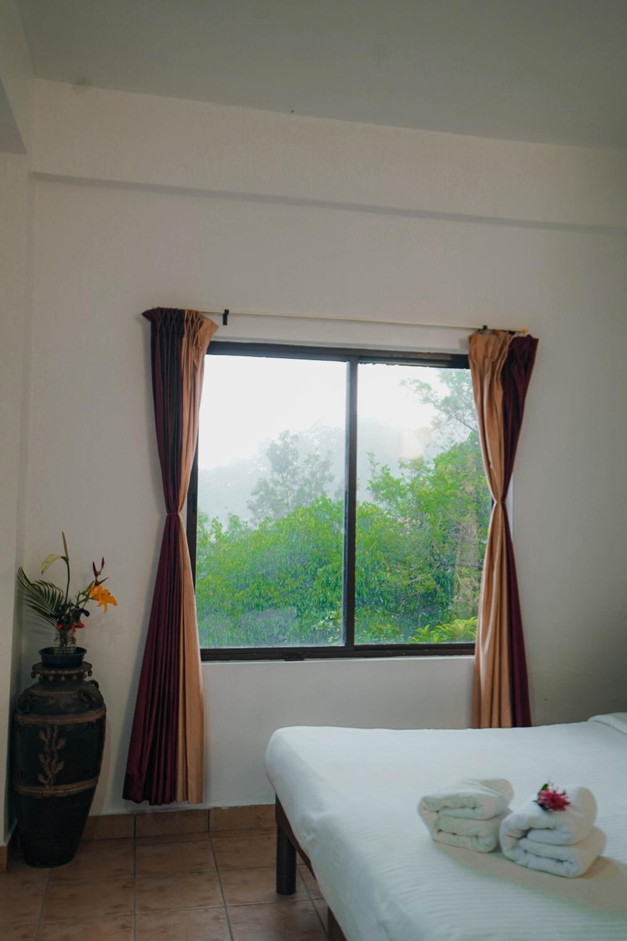 Deluxe Double Room (2 Adults + 1 Child)