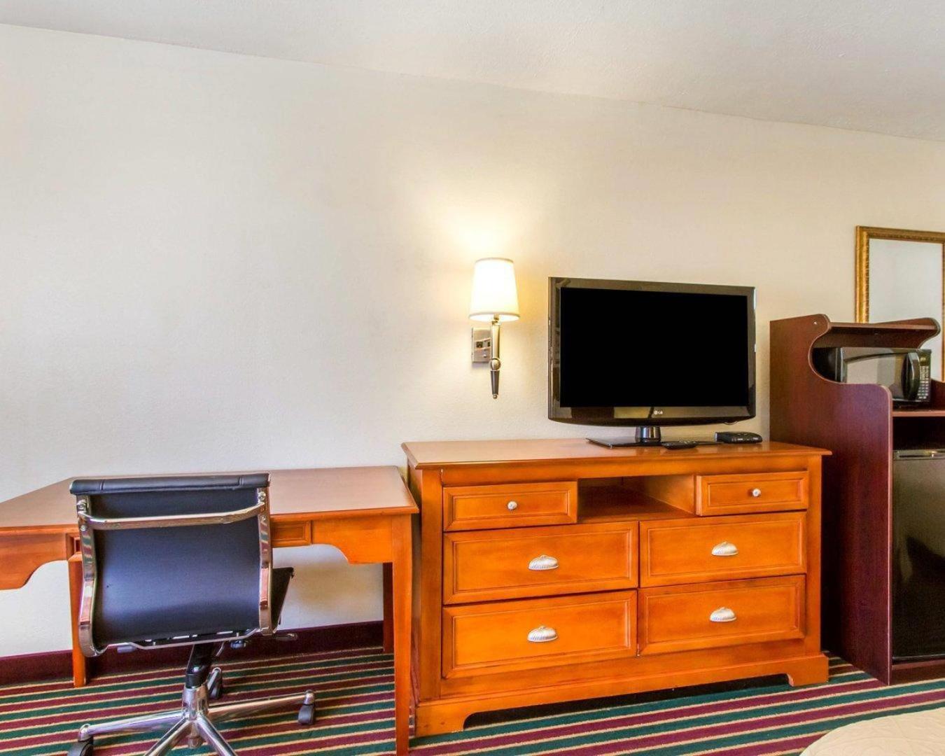 Queen Room - Non-Smoking - Photo 3