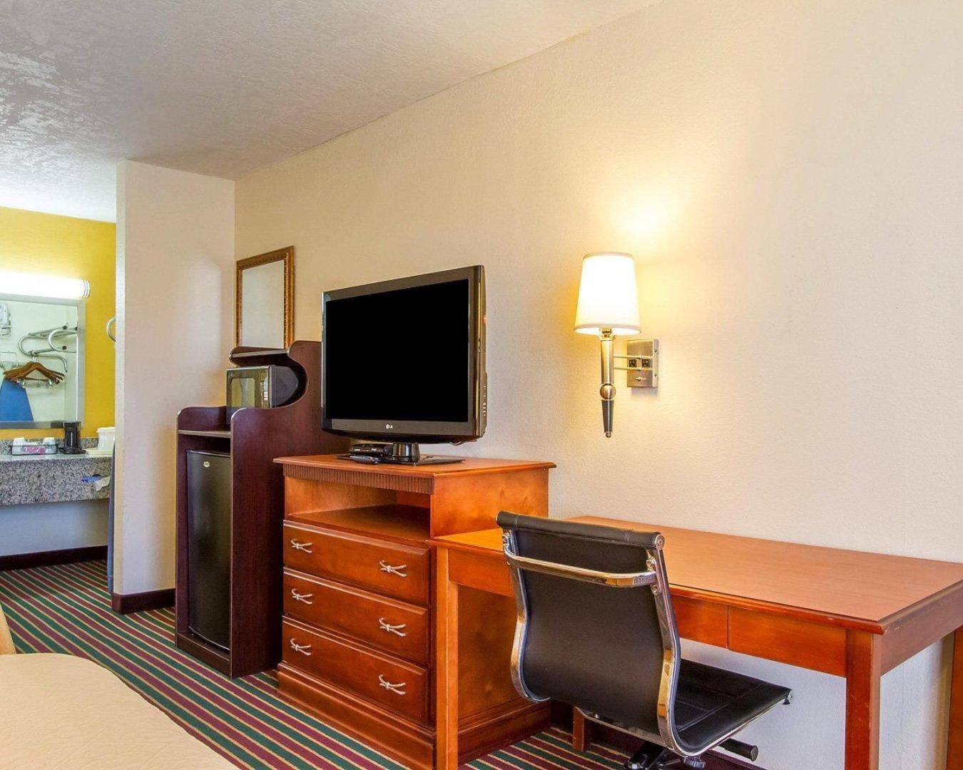 Queen Room - Non-Smoking - Photo 1