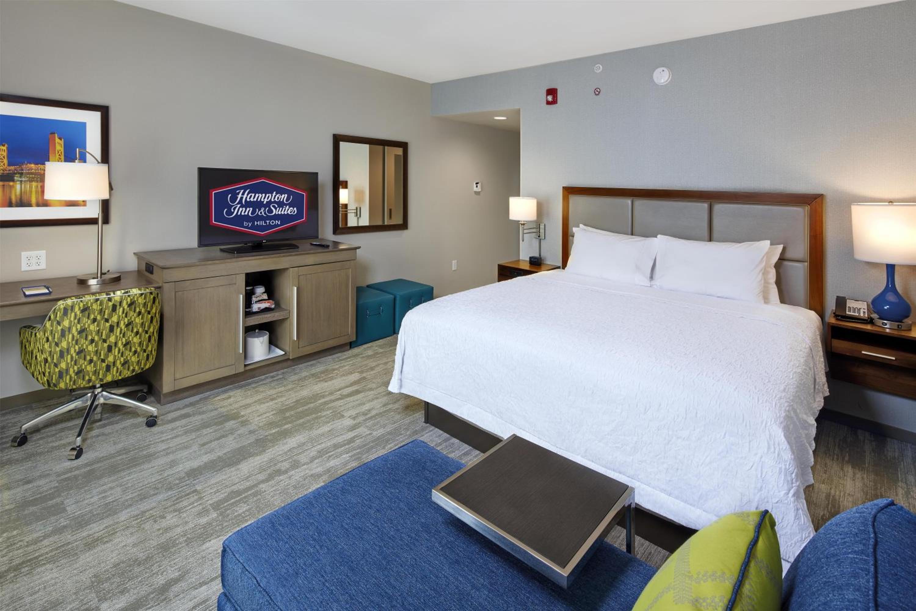 King Room with City View - Non-Smoking photo 1