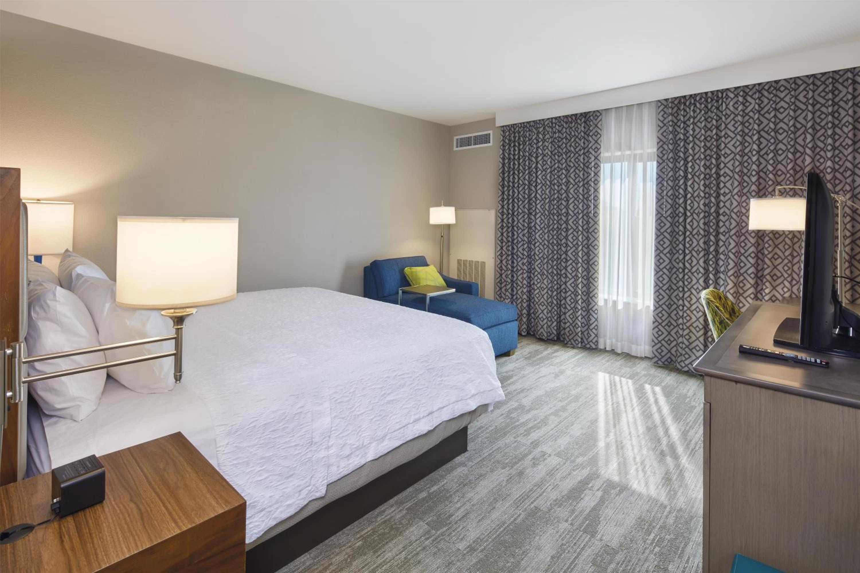 King Room with City View - Non-Smoking photo 2