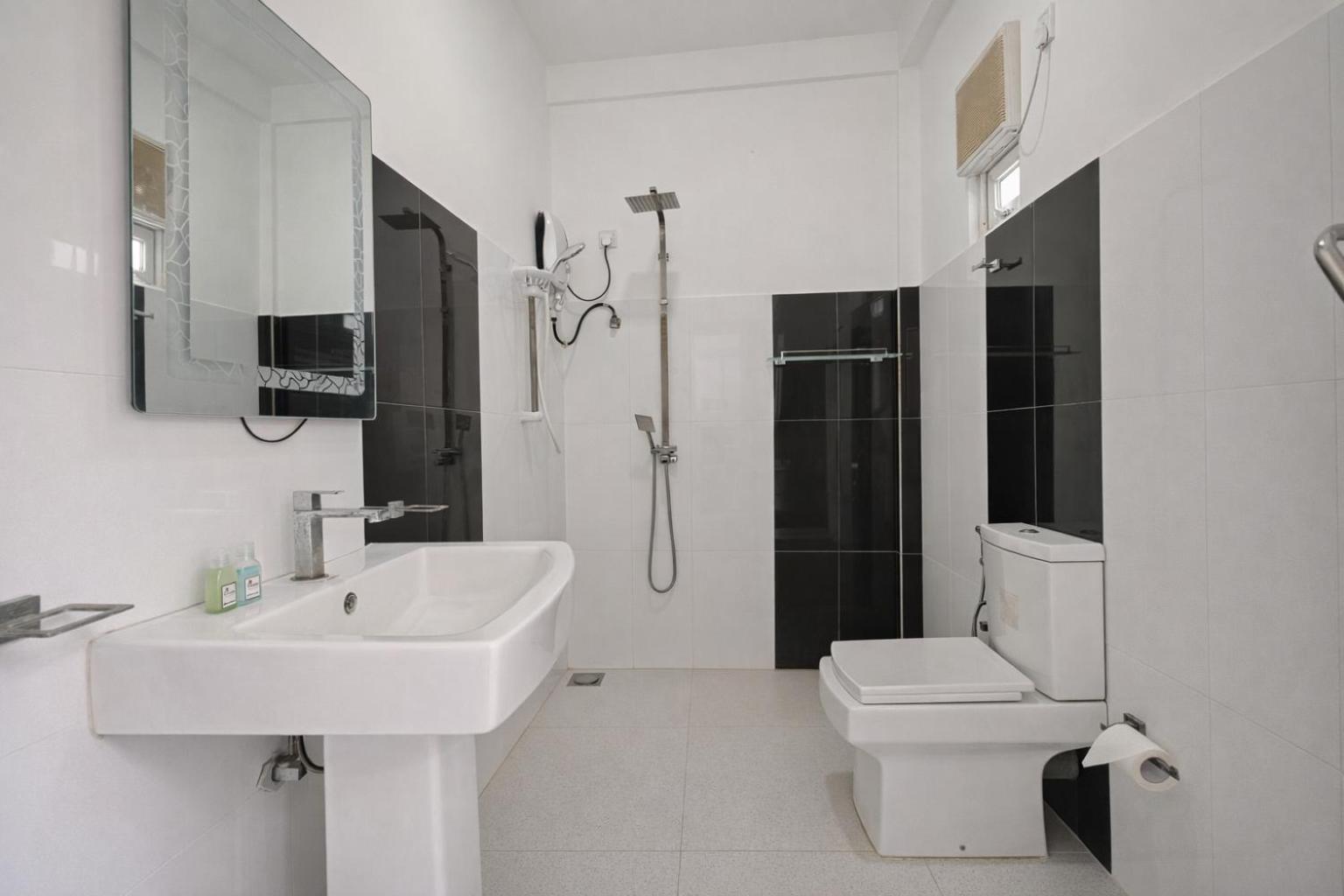 Quadruple Room with Sea View - Photo 4