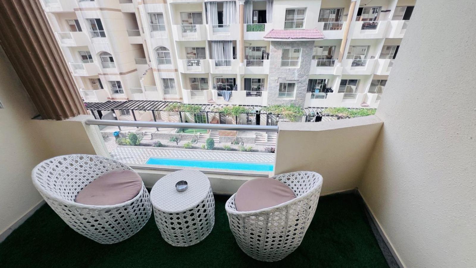 Apartment with Pool View