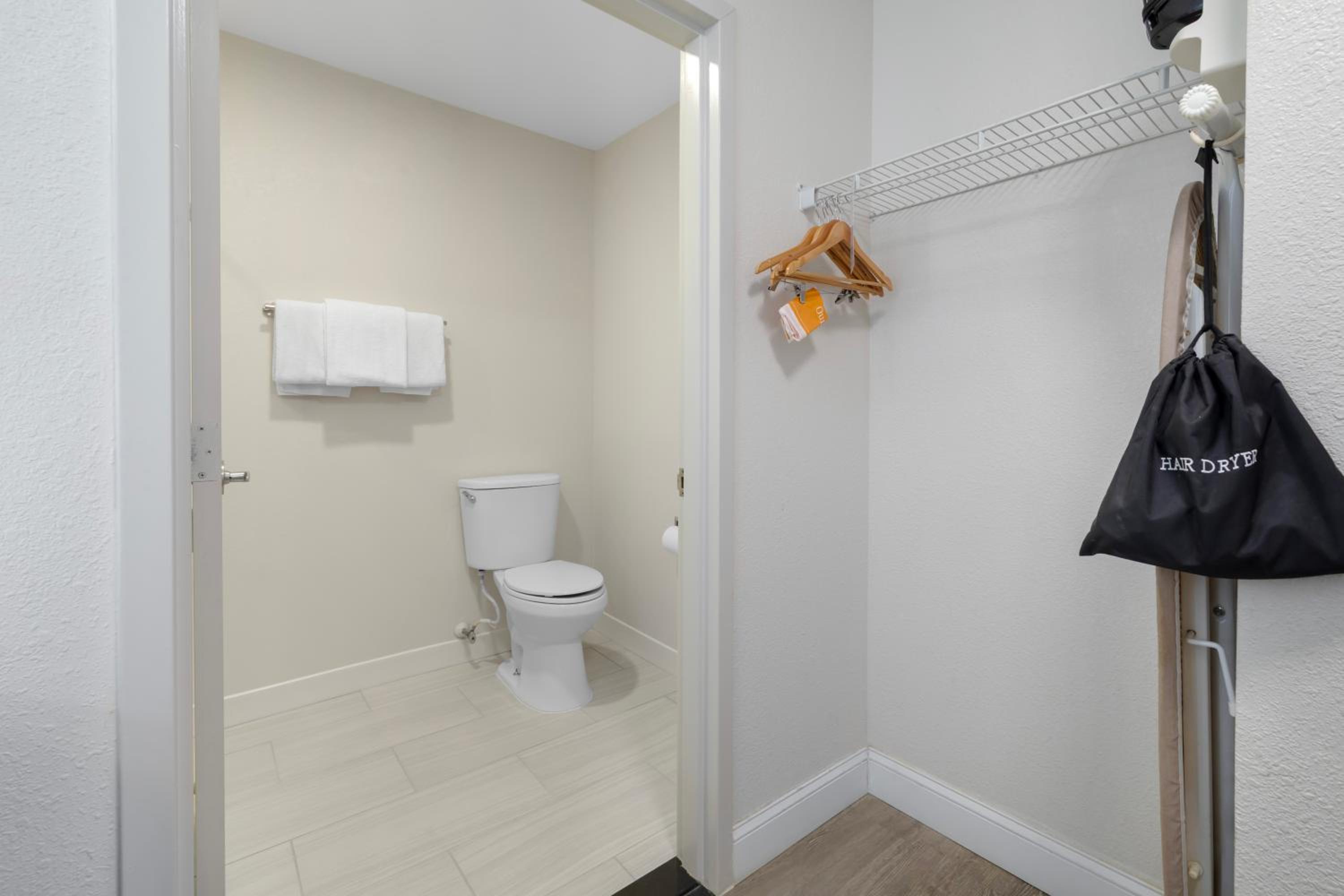 King Suite - Non Smoking - Photo 3