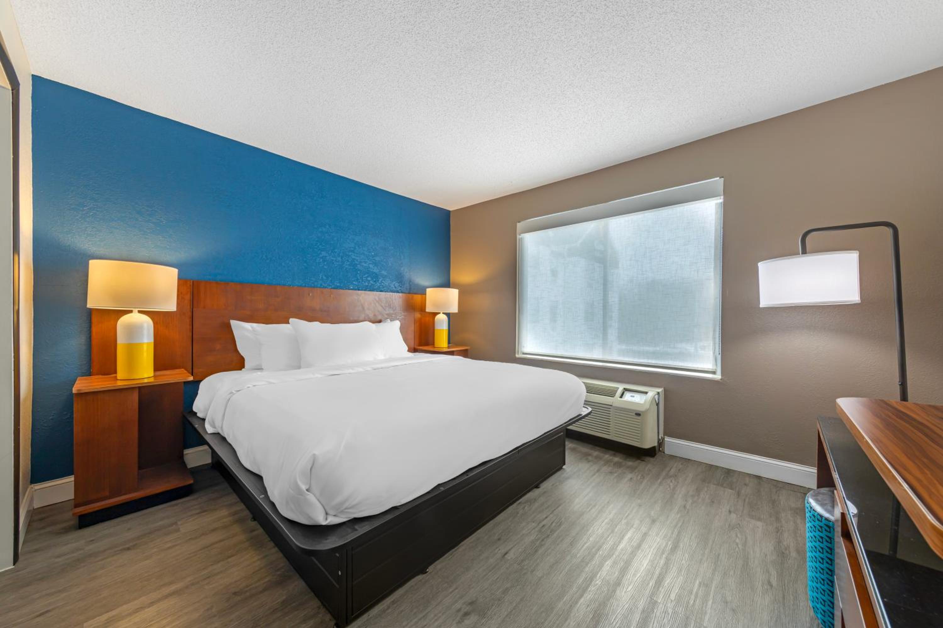 King Suite - Non Smoking - Photo 4