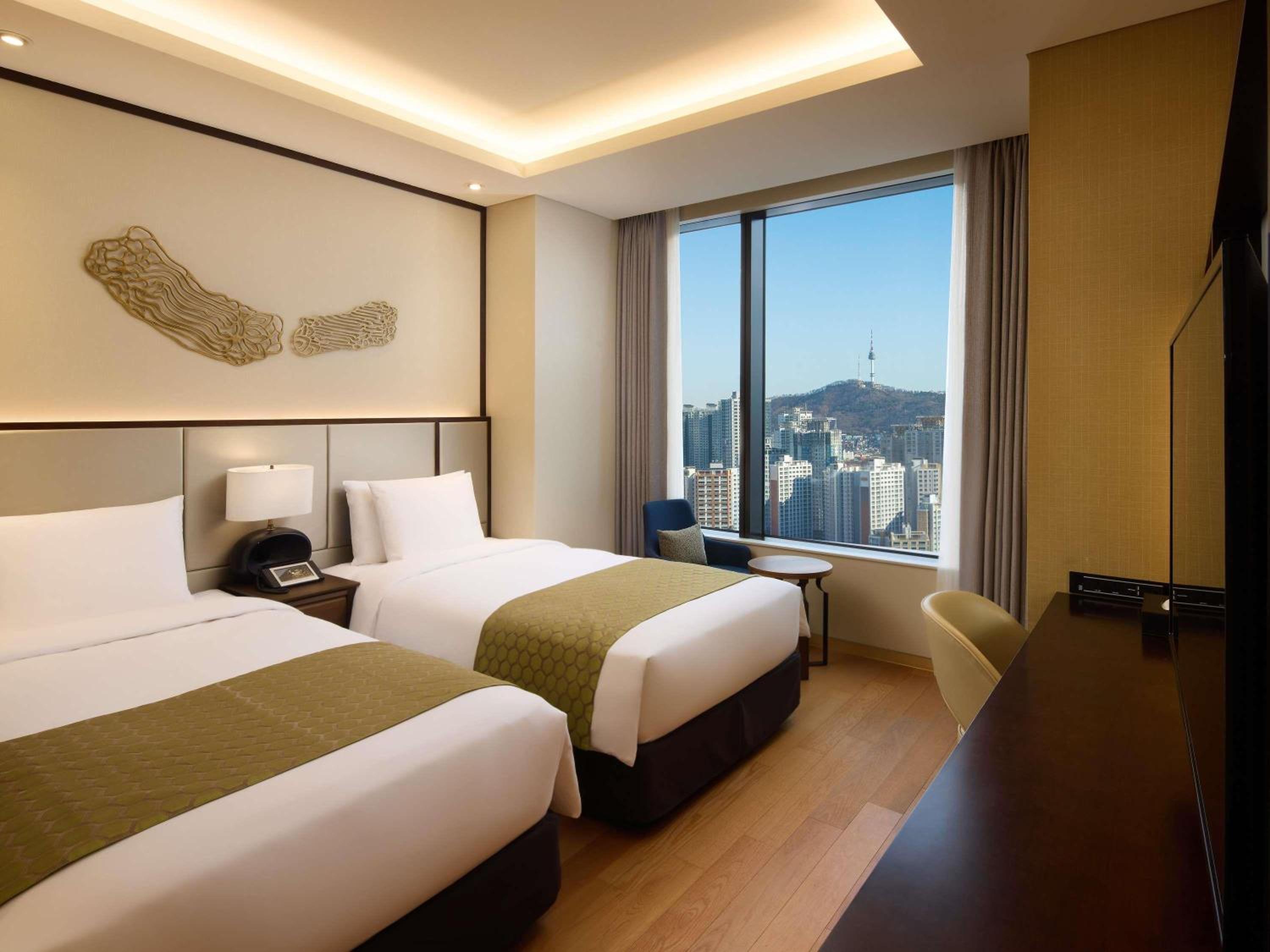 One-Bedroom Superior Suite with Two Single Beds photo 1