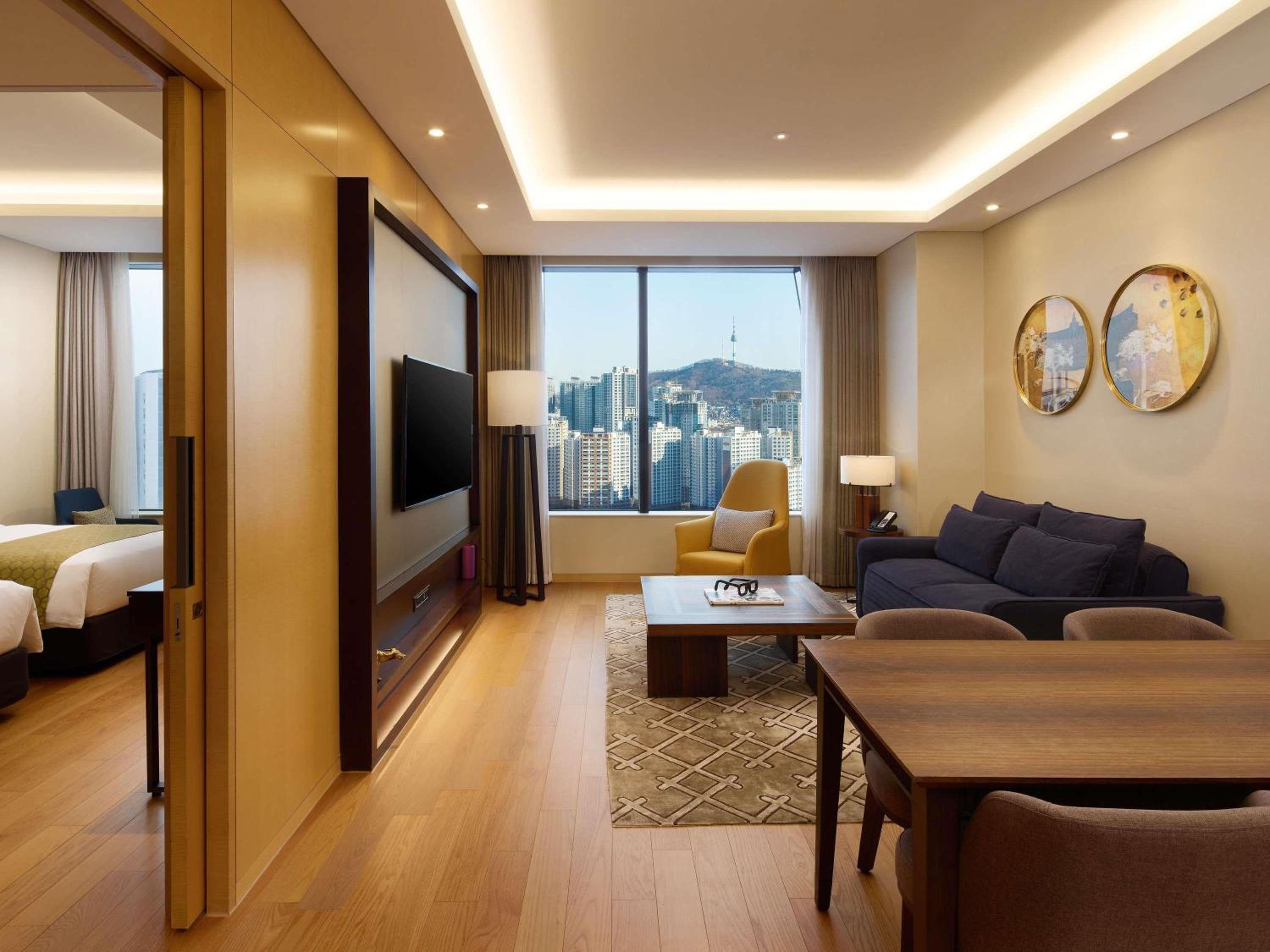 One-Bedroom Superior Suite with Two Single Beds photo 2