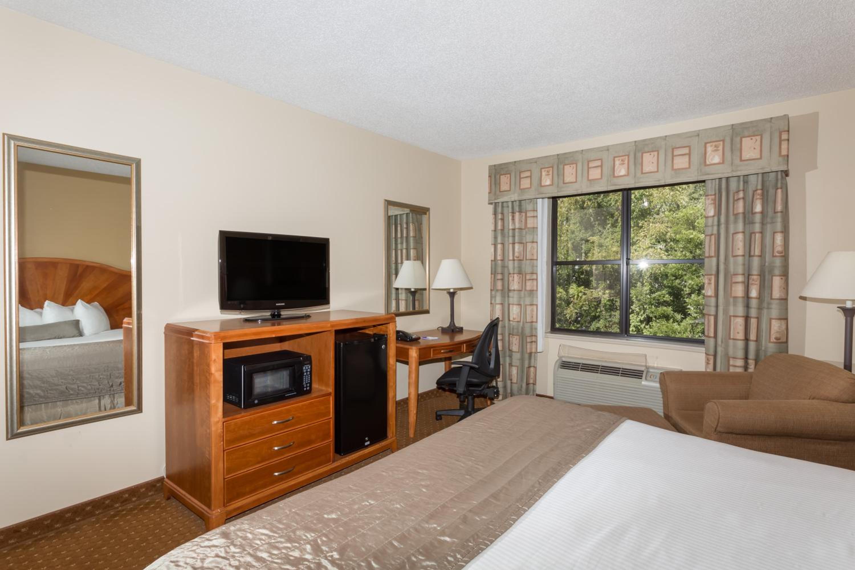 King Room - Non-Smoking - Photo 2