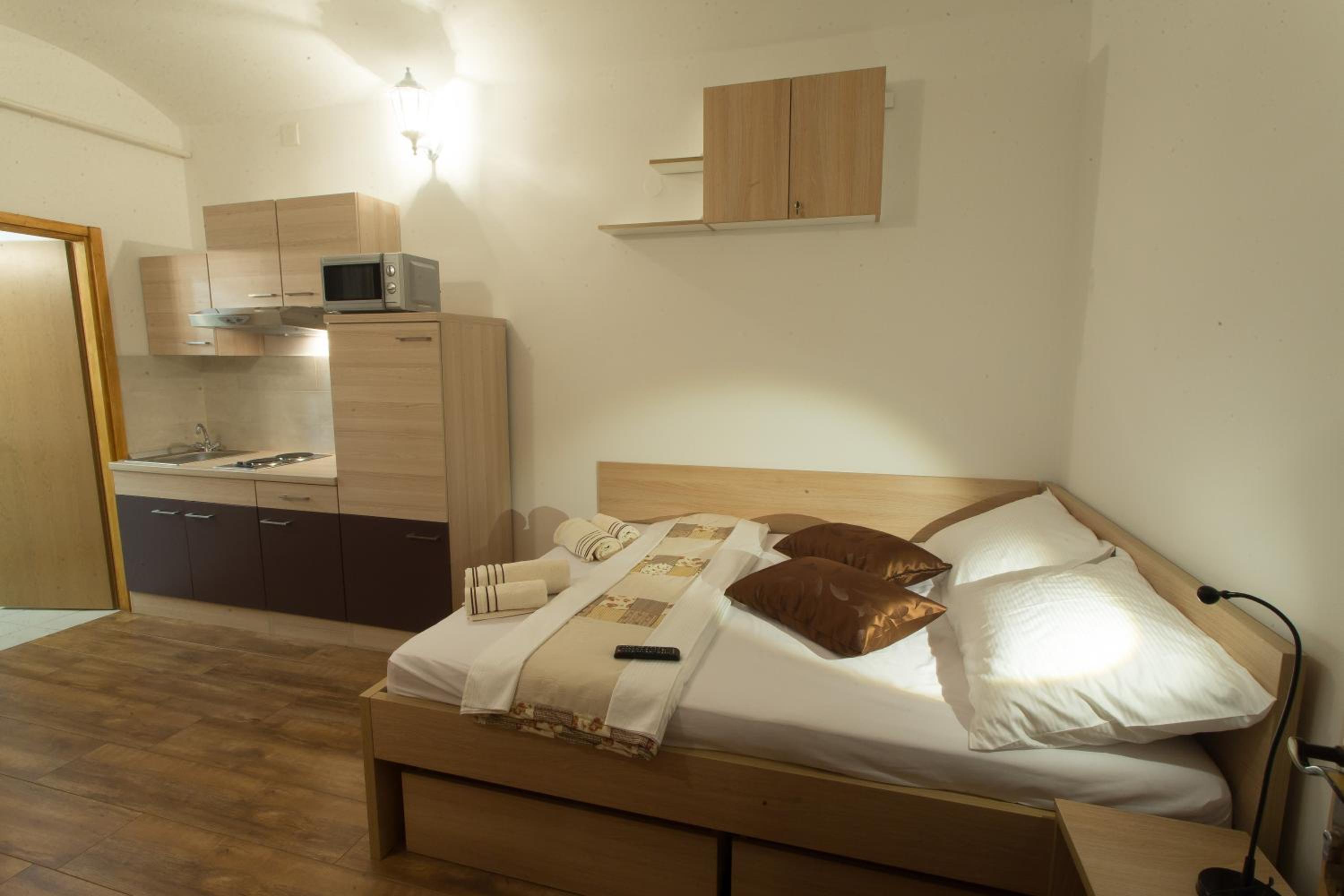 Studio Apartment - Photo 15
