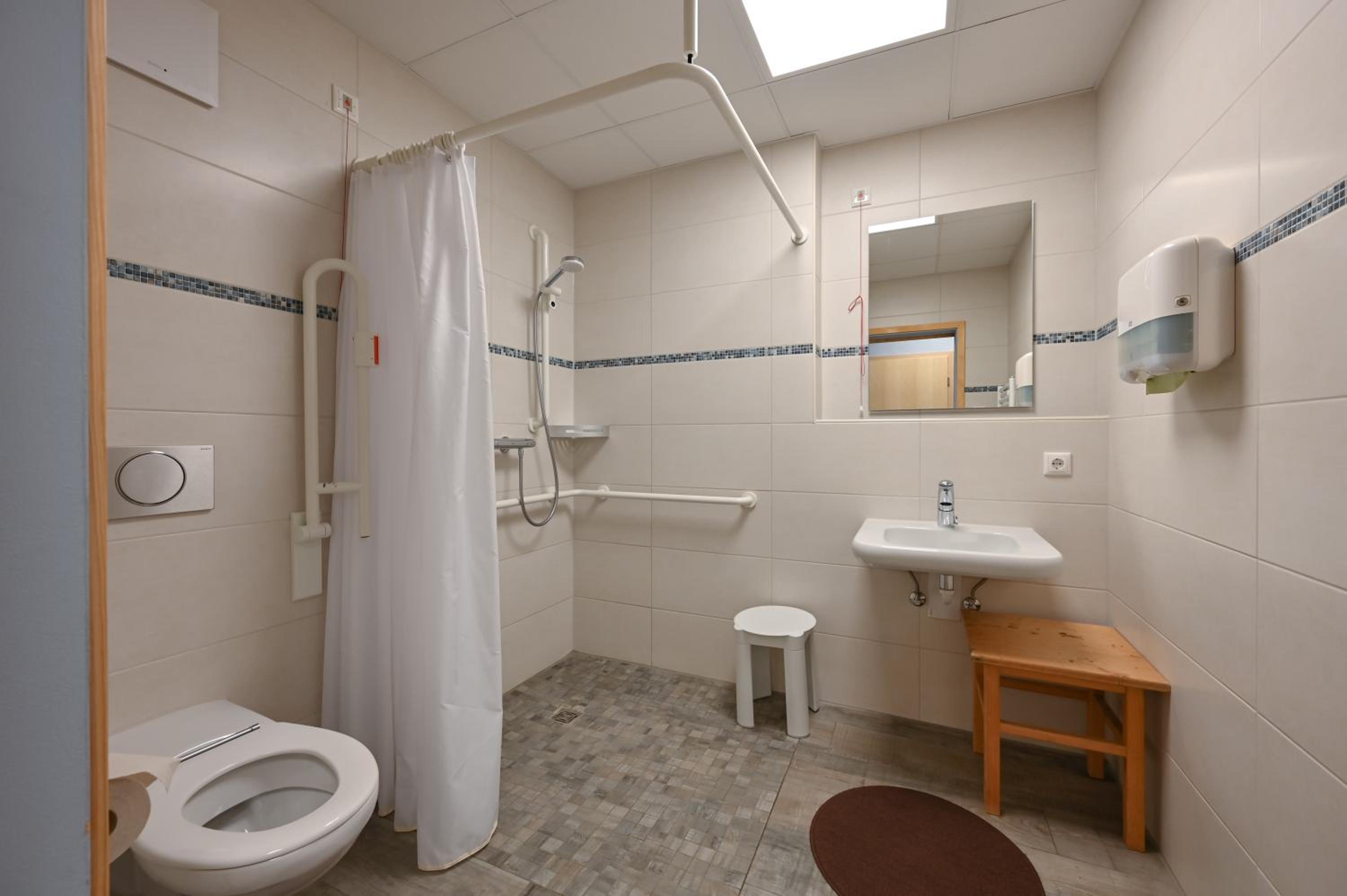 Twin Room - Disability Access photo 2