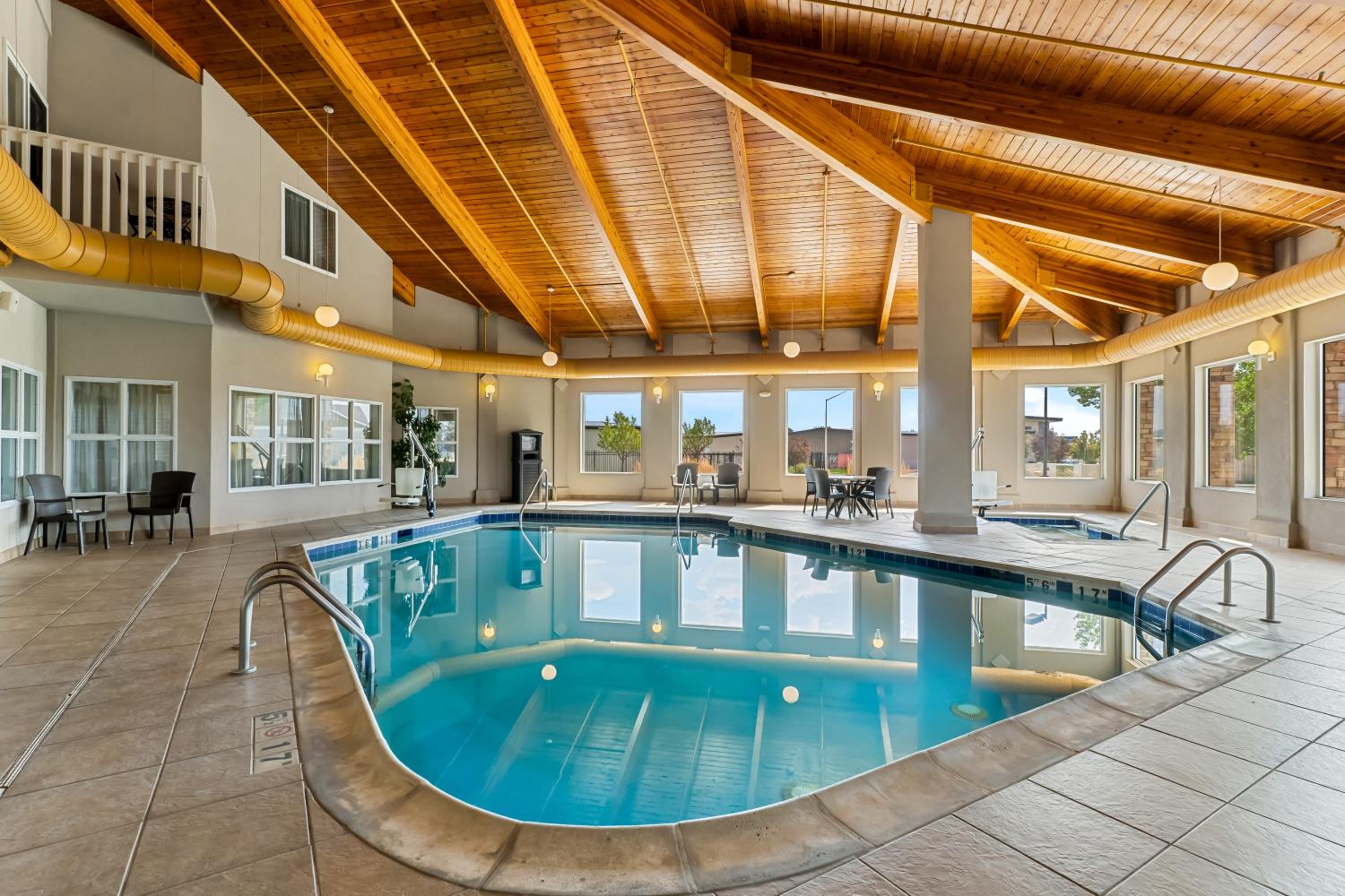 King Suite with Pool View - Non Smoking photo 3
