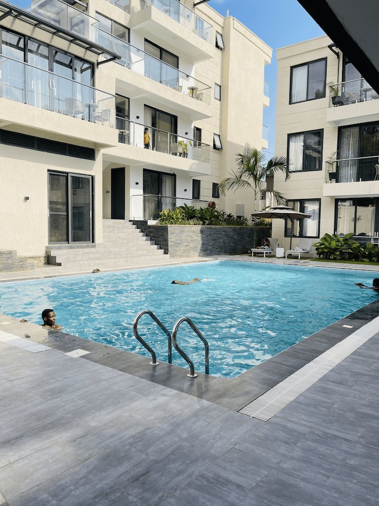 Deluxe Duplex, Pool View photo 3