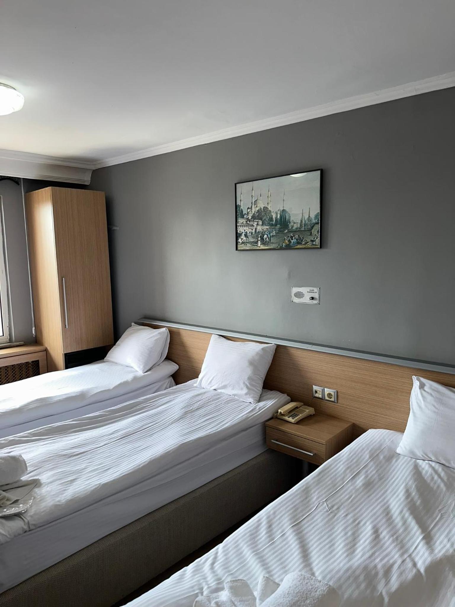 Economy Triple Room photo 3