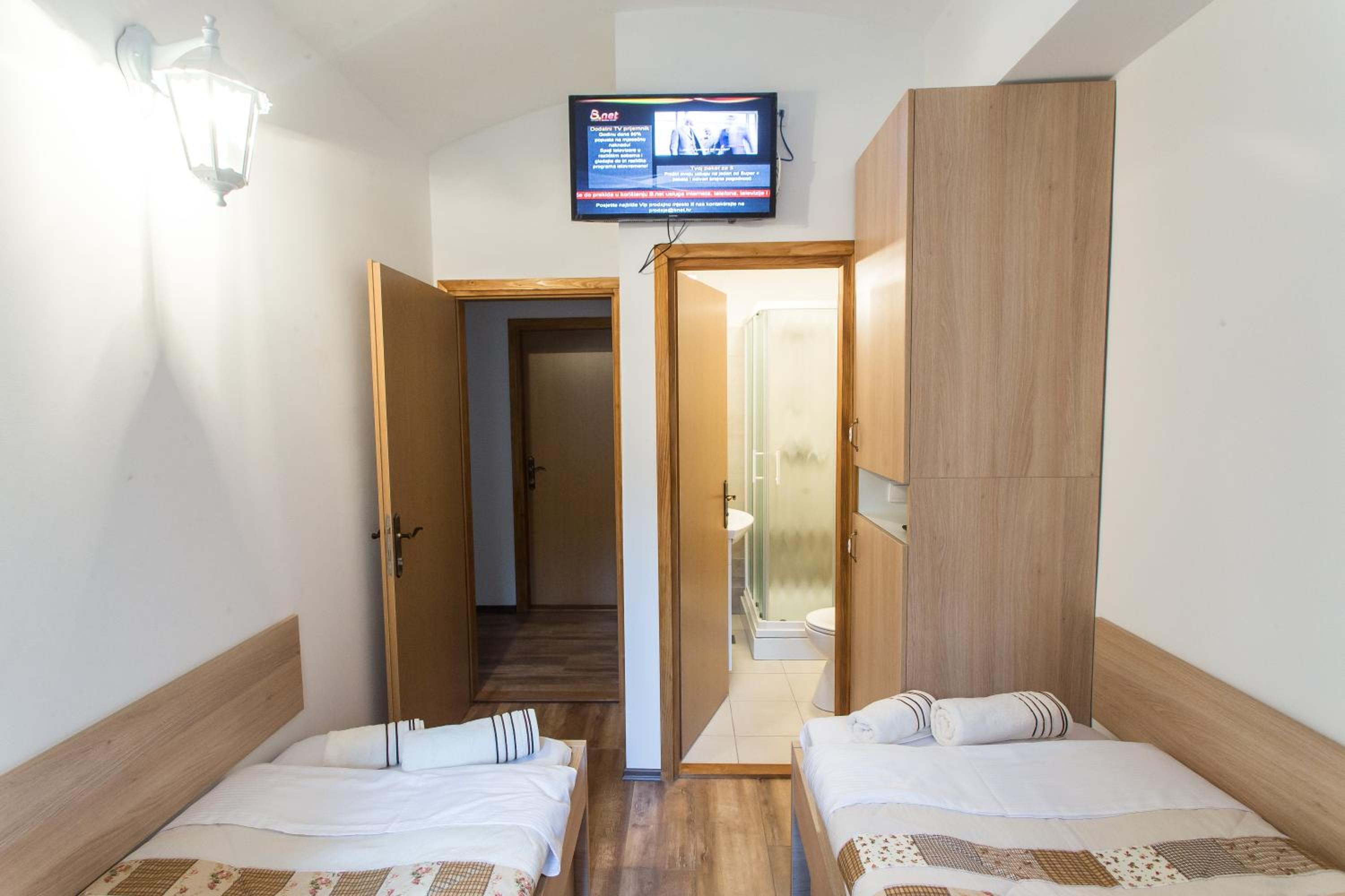 Twin Room - Photo 1