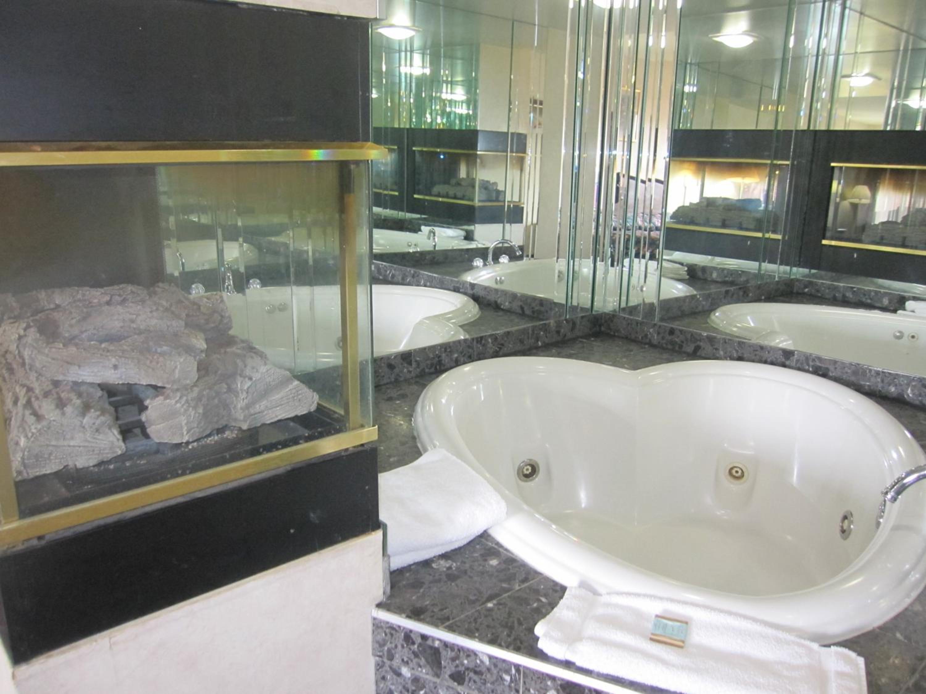 Deluxe King Suite - Photo 5