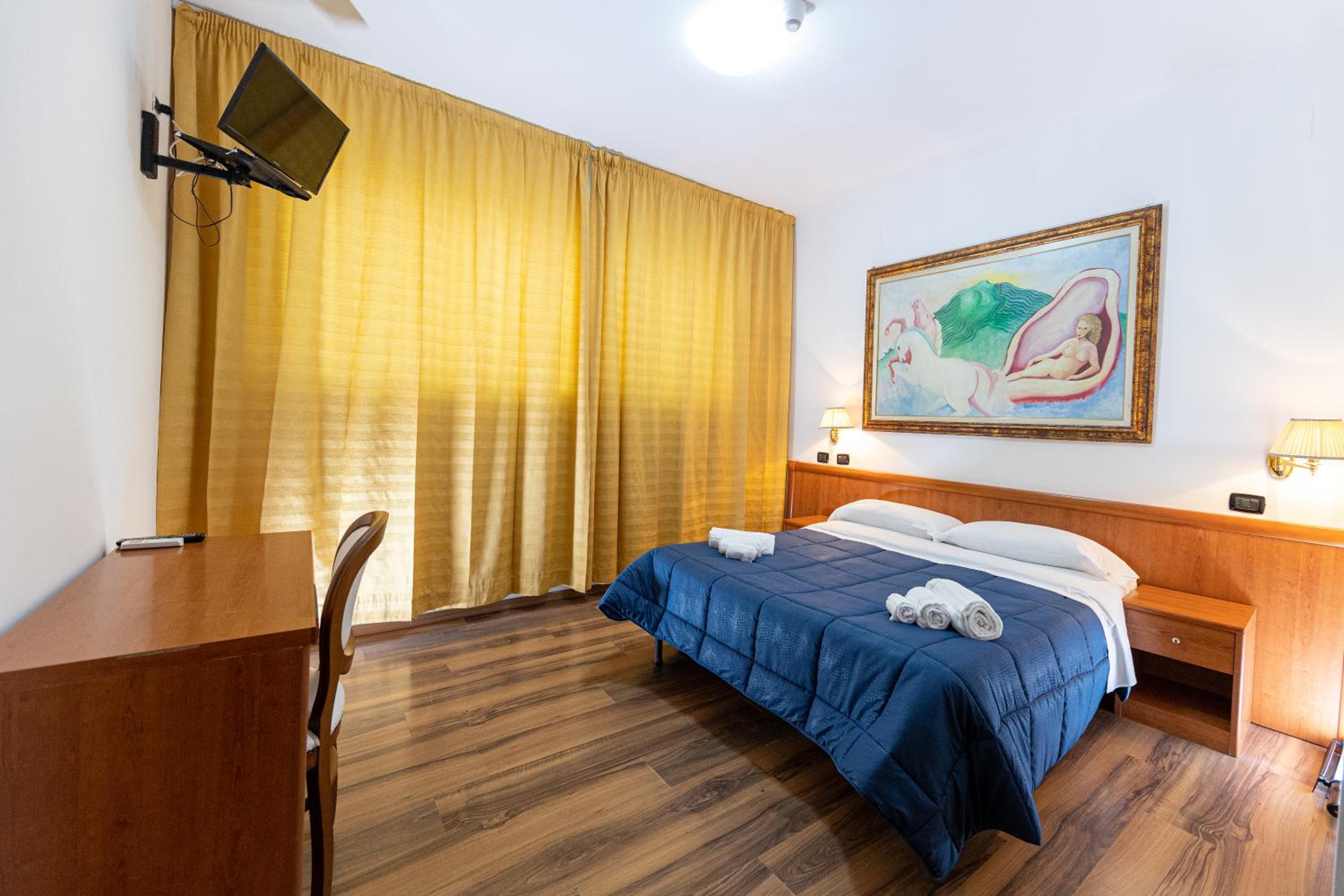 Eight-Bedroom House photo 1