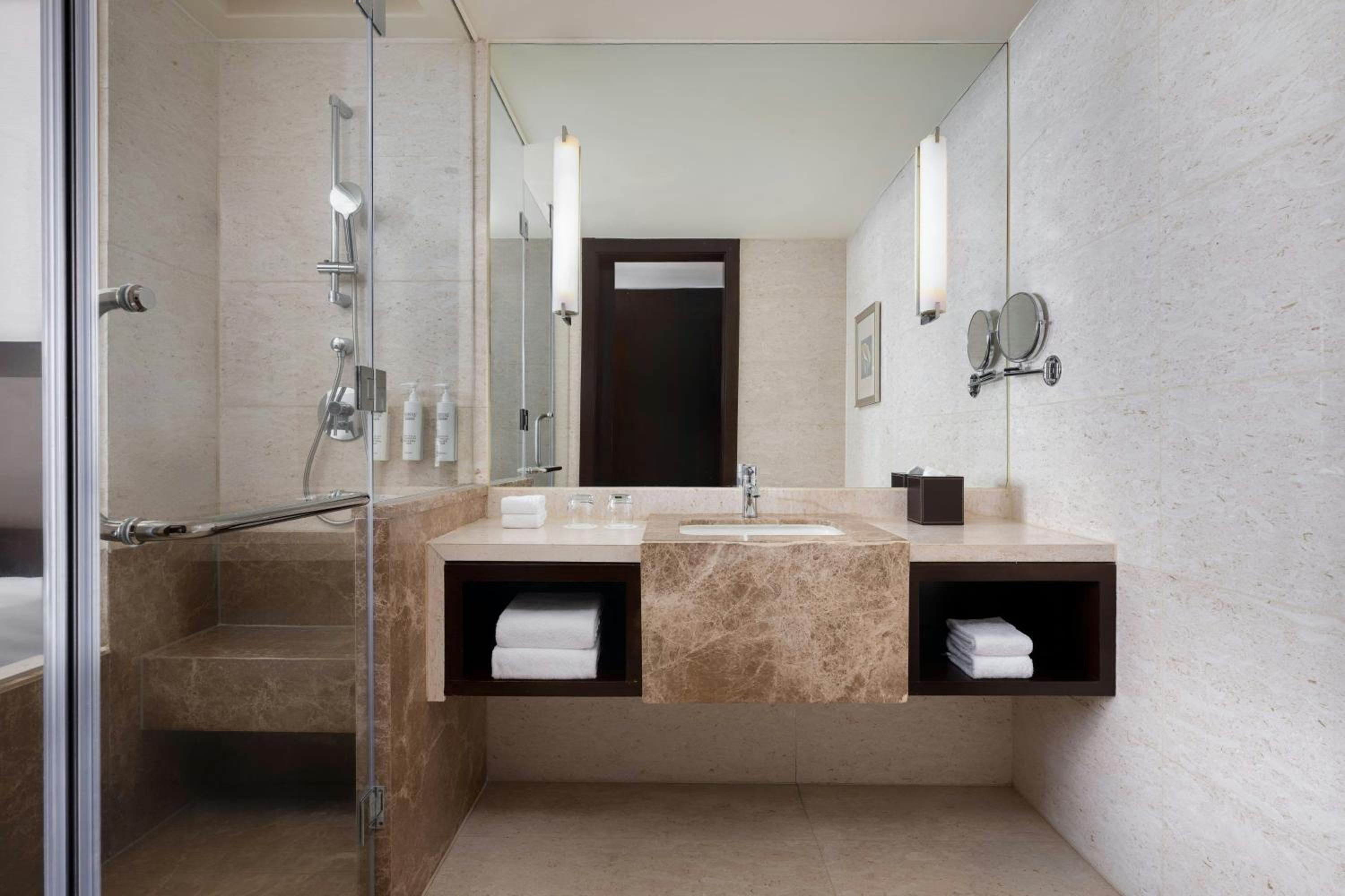 Executive Twin Room, Executive level, Guest room, 2 Double - Photo 2